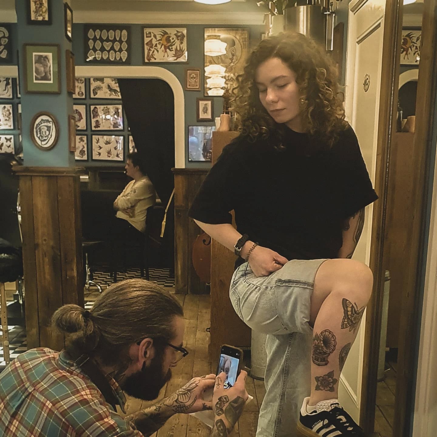 Welcome To Our Weekly Photodump!
Elke week proberen we je een kleine blik achter de schermen te laten zien, want onze shop is meer dan alleen de tattoos die we posten. Heb je jezelf gezien in een foto? Deel of comment gerust, vinden we leuk!
#photodump #tattooshop #artists #goodvibes #tattooshopvibes #deventer #tattoo