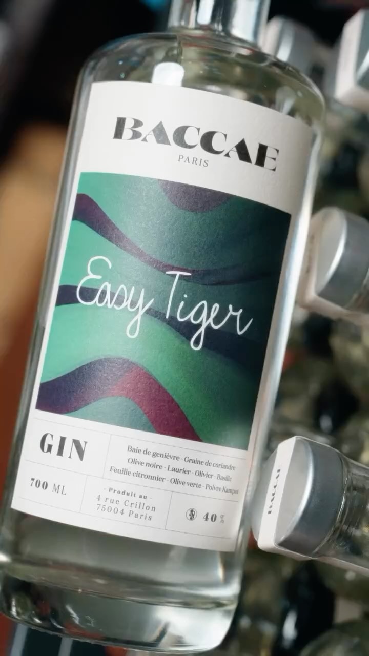 BACCAE EASY TIGER —
Une collab qui sent bon la Méditerranée ! 🍃
Genièvre et coriandre en base, olives noires et vertes pour la profondeur, laurier, olivier et basilic pour la fraîcheur, feuilles de citronnier pour la vivacité, poivre de Kampot pour l’équilibre. Un gin franc, aromatique et sans détour.
À déguster pur ou accompagné d’un tonic au Tiger, 13 rue Princesse.
📸 @maxime_thioletberger
*L’abus d’alcool est dangereux pour la santé. À consommer avec modération.