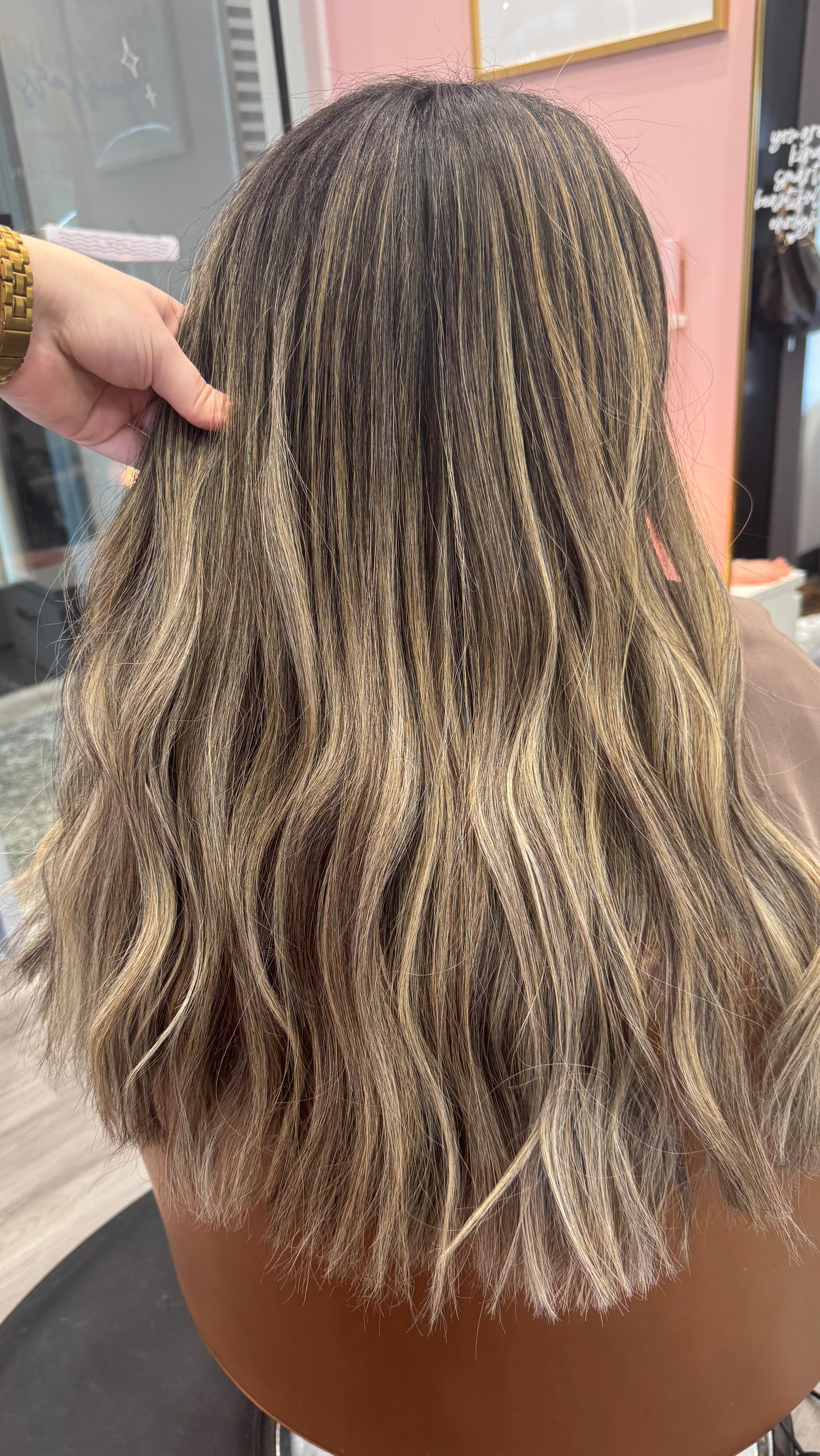 EVERYBODY WANTS THIS 🤪
#cltblondes #cltblondingspecialist
#charlotteblondes #charlottehairstylist #northcarolinablondespecialist #charlotteblondespecialist #charlotteblonding #clthair #clthairstylist