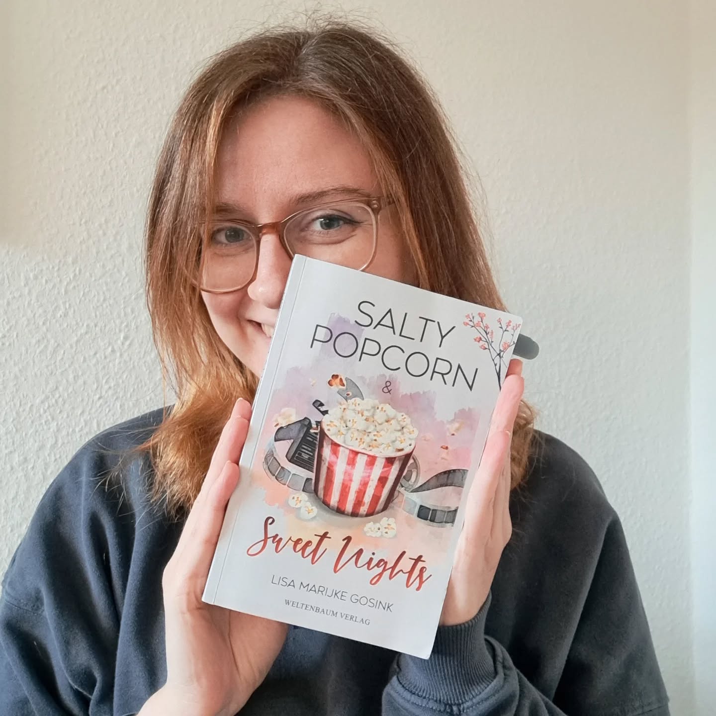 Das Ding mit dem Debüt. 🖤
Die letzten zwei Jahre waren WILD. An dieser Stelle könnte ich jetzt von Verträgen (Mehrzahl), Tränen (Mehrzahl), auf Eis gelegten Buchideen (Mehrzahl), Absagen (Mehrzahl), beendete Manuskripte (Mehrzahl) oder Spiegel Bestseller (zukünftig, ganz sicher) reden, aber tatsächlich geht's mal wieder um meinen Debütroman.🤗
Obwohl Popcorn dieses Jahr zwei Jahre alt wird, findet es durch Lesungen und Messen doch immer noch mal wieder ein neues Zuhause. Der Verlag hat inzwischen Buchboxen im Sortiment und ich meine nävhste Lesung geplant. Und obwohl es ganz viele süße, kleine Kinderkrankheiten hat, die ich inzwischen anders machen würde, liebe ich diese Geschichte immer noch.
Nur auf social media habe ich das gute Stück schädlich vernachlässigt. Das wird aber jetzt geändert, damit Popcorn noch ein bisschen Screentime bekommt, ehe es sich in ein paar Monaten die Werbefläche teilen muss. (Ich kann das teasern nicht lassen, ne?)
Und da ich gerade heute tolle Nachrichten vom Weltenbaum Verlag bekommen habe, ist das wohl Schicksal, dass ich wieder mit dem Cover rumschwenke. Da machste nix. 🤠
(Kleiner Teaser zu den Nachrichten... Popcorn wird bunter. 👀 Jemand eine Vermutung?)
#bookishlove
#bookstagramgermany #bookiesunited #bookiesupport #swiftie #buchblogger #buchliebe #bücherwurm #autorin #author #autorenleben #romance #liebesroman #weltenbaumverlag
