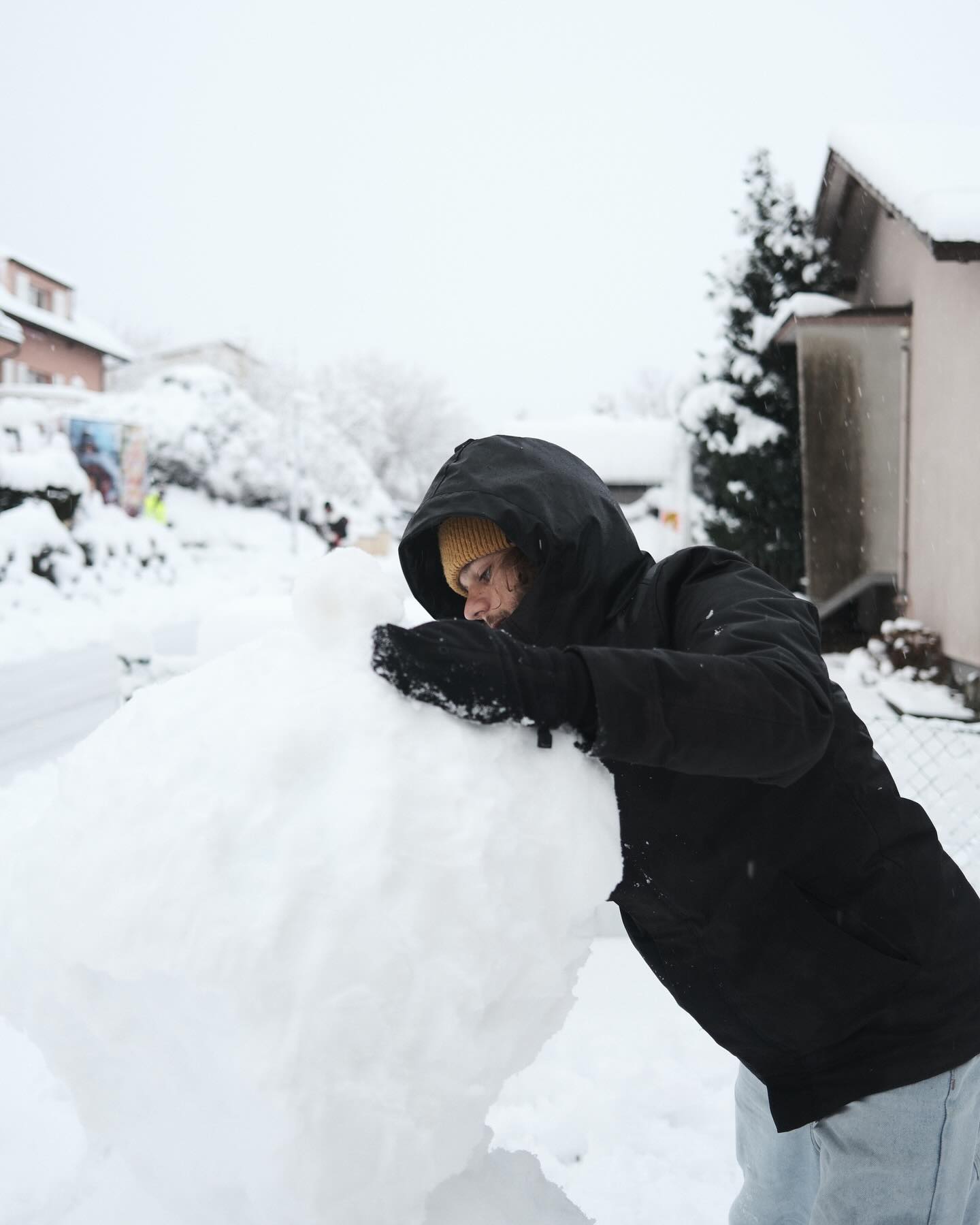 After Morocco, we decided to go to Switzerland for Christmas and spend some quality time with family and friends. 🎄
It was a short stay, and as usual, it was packed. We tried to make the most of it, knowing it’s never really clear when the next visit will be possible. For now, we’ve been able to see most of the family every 3-6 months, which we feel very fortunate about and is also important to us.
We were really excited to go to Switzerland, mostly because we were hoping for snow. Well, okay, Noah wasn’t too excited, lol.
But Yuma was thrilled. ❄️
Soon, it was time to say goodbye again, and we got ready for our big adventure. ~ A new continent awaited us. 🌴
🎤 Also, Noah delivered the most iconic karaoke show for New Year’s Eve.