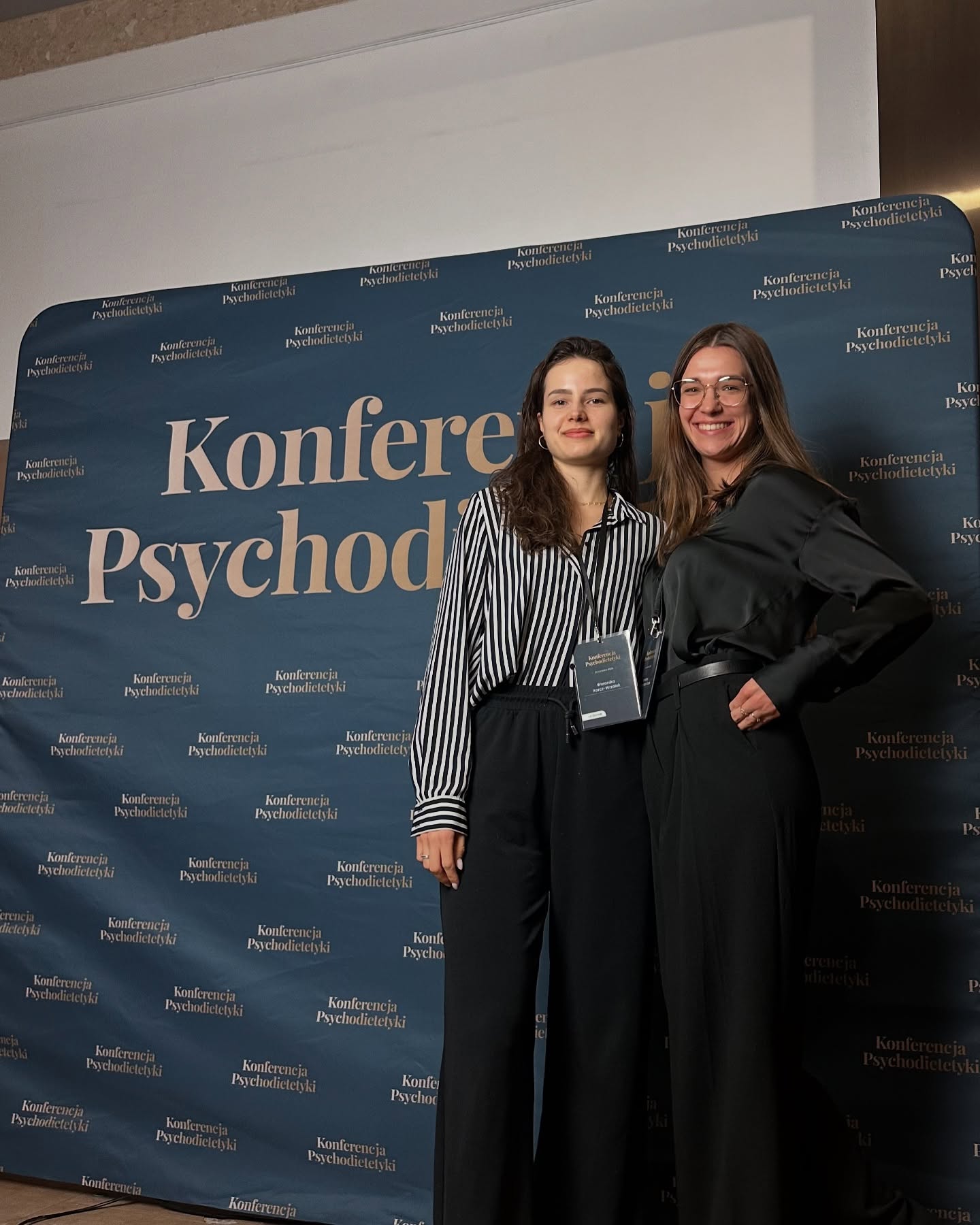 W weekend wraz z @dietetyk.zdrofit miałam przyjemność kolejny raz uczestniczyć we wspaniałej @konferencja_psychodietetyki 🍏
Tematy ważne i potrzebne do omówienia 🤓
W moim odczuciu punktem wspólnym tematów jest zwrócenie uwagi na:
✅dialog pomiędzy specjalistą a pacjentem/klientem;
✅stworzenie w rozmowie atmosfery zaufania, ✅zrozumienia potrzeb i trudności pacjenta/klienta.
Elementy być może i znane, ale jak często zapominane przez pracowników Ochrony Zdrowia.
Czas wdrożyć wiedzę i wnioski w życie 💪
#dietetyk #konferencjapsychodietetyki #psychodietetyka #rozwoj #wiedza