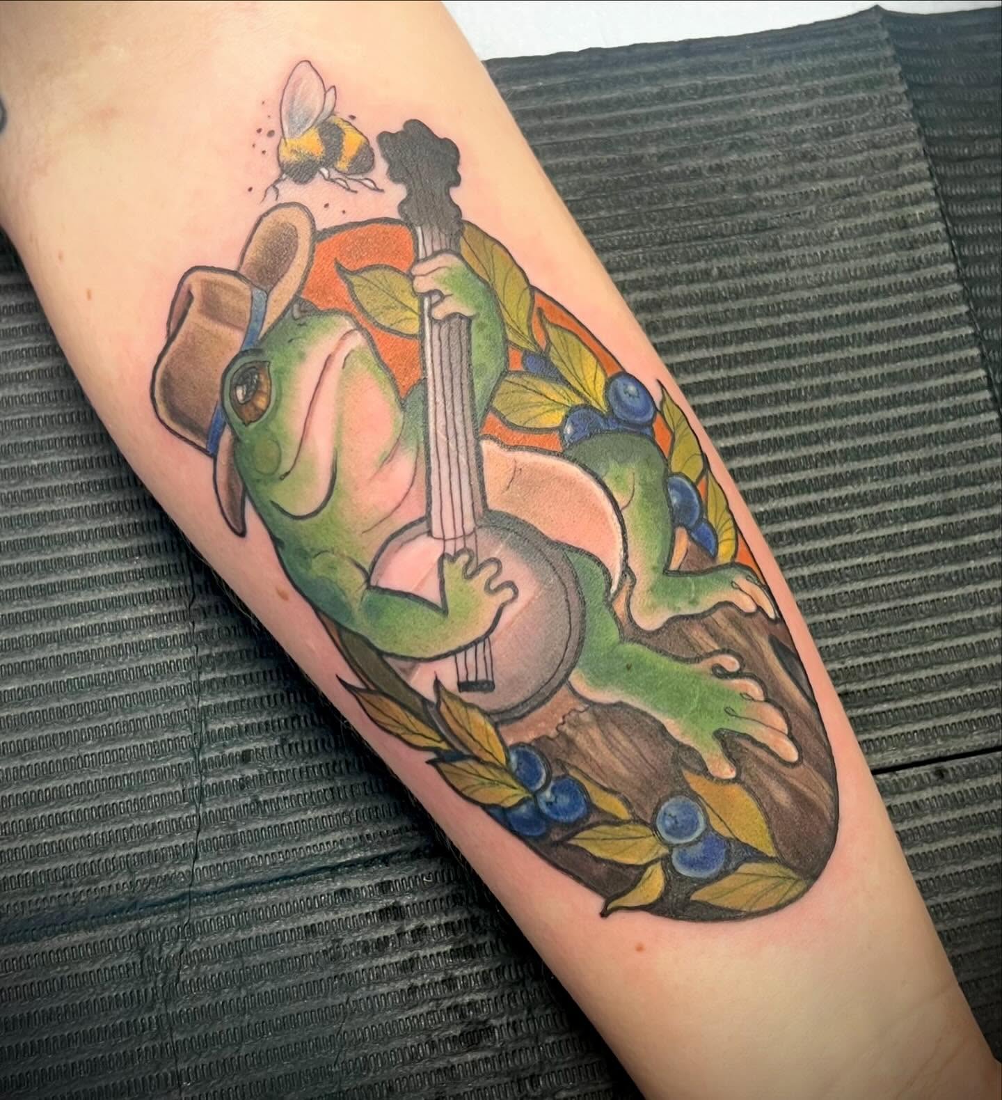 Simple livin 🐸
#frog#frogtattoo#naturetattoo#animaltattoo #tattoo #girlswhotattoo #kentuckytattooers #neotradtionaltattoo #illustrativetattoo #eternalinks#procreate#bishoprotary#paducahcreativecity#neotrad#neotradtattoop