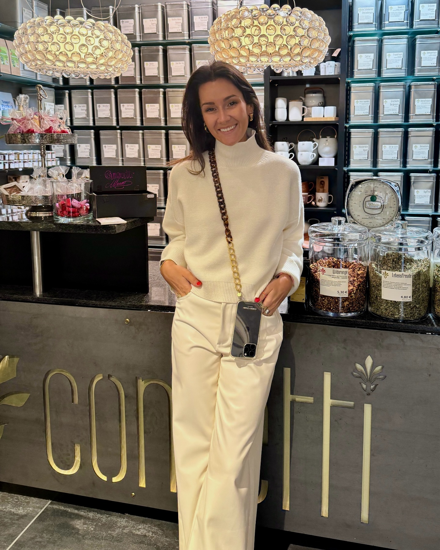 New in: Monochrome Love 🤍🦢 Cremefarbener Look von Vicolo, perfekt ergänzt mit stylishen Accessoires wie dieser Handy-Kette! #EffortlessChic #MonochromeMagic