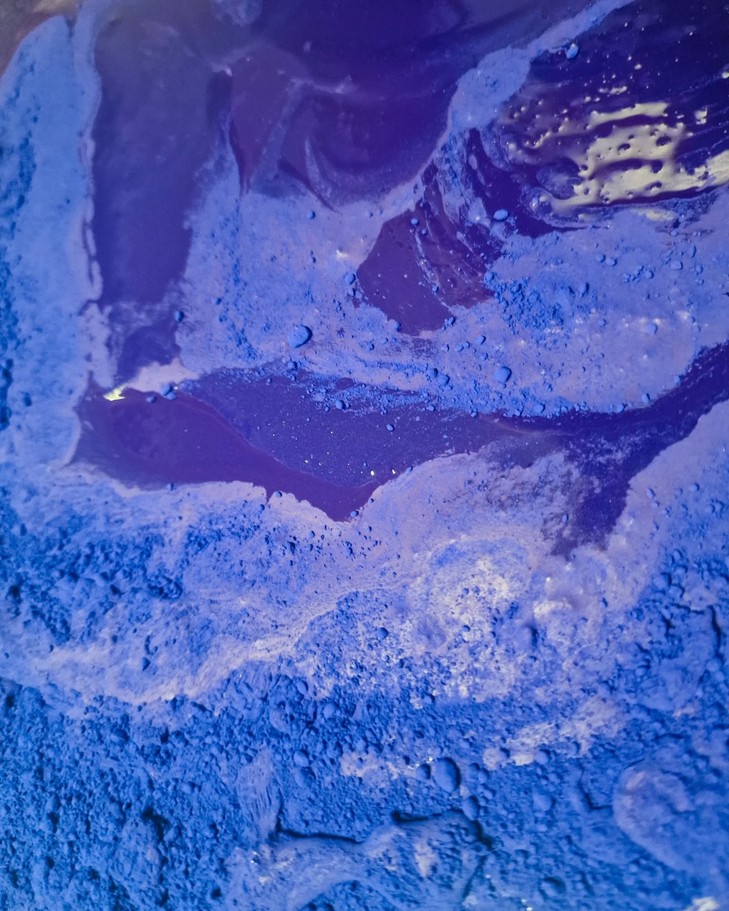 ✨ Un monde de bleu ✨
Les bleus de Mars reviennent, et il y aura une palette monochrome de 12 aquarelles 👀👀👀
Du bleu céleste au bleu profond des abysses, chaque couleur ouvre la porte à un nouvel univers
Que peindre avec une palette uniquement bleue ?
Les possibilités sont infinies :
🌊 Les mouvements de l’eau : vagues tourbillonnantes, rivières paisibles ou reflets scintillants d’un lac au crépuscule
☁️ Le ciel sous toutes ses humeurs : l’aube pastel, un orage dramatique ou une nuit étoilée
🦋 La nature délicate : ailes de papillon, plumes de geai ou pétales de fleur délicate
🏔️ Les montagnes enneigés et la neige et ses ombres, dans des nuances douce ou des aplat franc
🏛️ L’architecture et les ambiances mystiques : les toits bleus de Chefchaouen, les maisons des Cyclades ou des endroits imaginaires comme une forêt bleue ou un château féerique perdu dans la brume
Et toi, que peindrais-tu avec une palette entièrement bleue ? 💙🎨
#aquarelle #arcenciel #faitmain #faitenfrance #lepigmentarium #polychrome #peinture #aquarellefrance #aquarelleartisanale #aquarellepailletée #Aquarellebleue #PaletteMonochrome #PeindreEnBleu #NuancesDeBleu