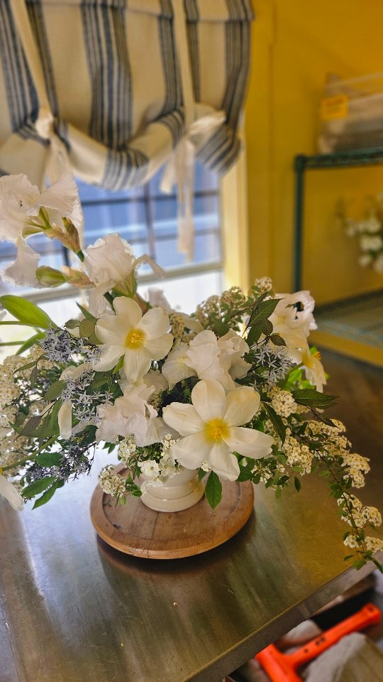 Homegrown flowers mixed with leftover tulips from a wedding last spring. Forever obsessed with reflexing tulips, and they will be back before we know it!
2025 Goal: make time to play around with flowers for fun ✨️