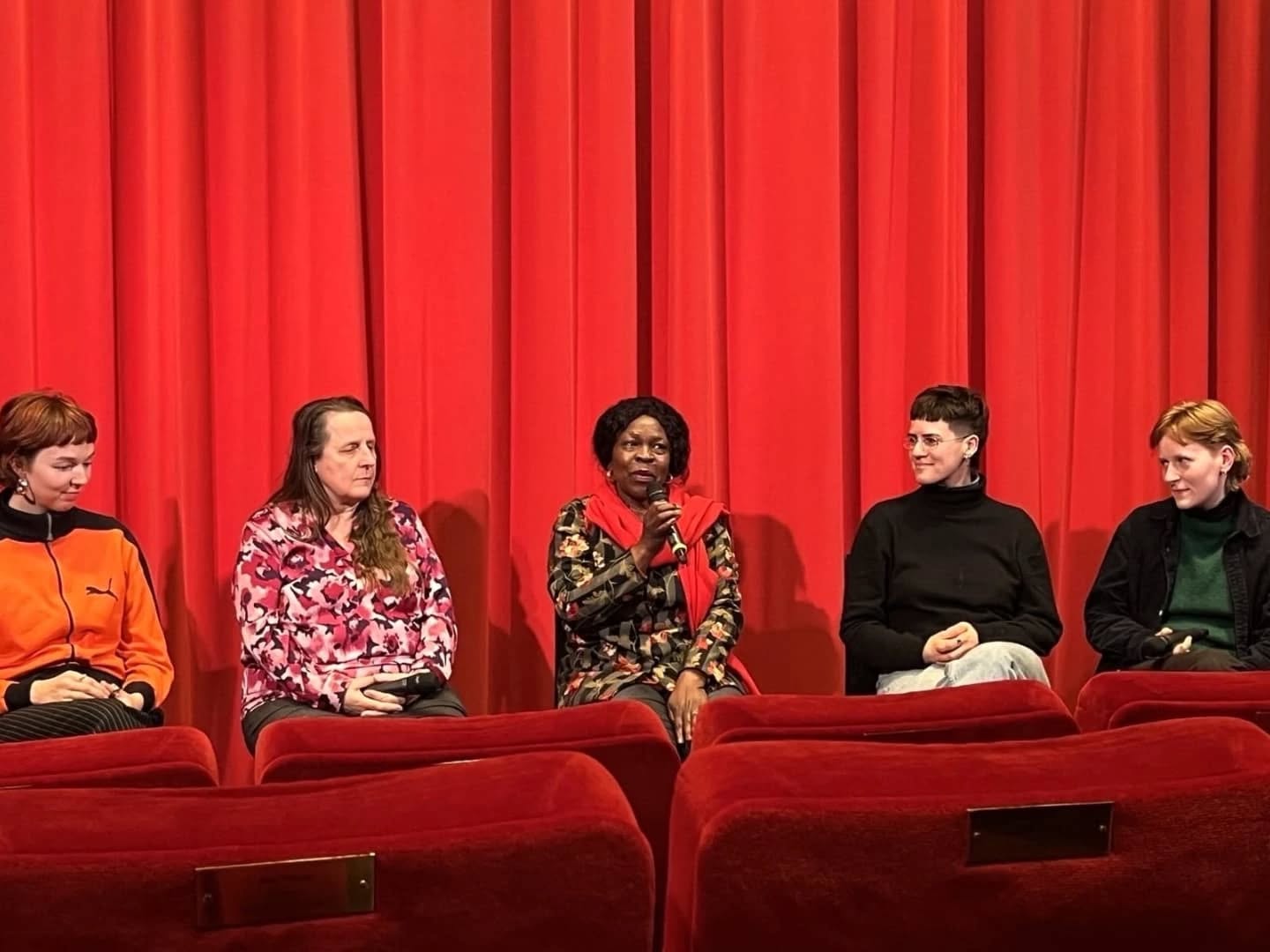 ✨Teilnahme am Podiumsgespräch im DFF-Kino✨
Am 20. Februar nahm Virginia Wangare Greiner von Maisha e.V. am Podiumsgespräch im Kino des DFF – Deutsches Filminstitut & Filmmuseum teil. Das Gespräch fand im Anschluss an den Film "Die Uneinsichtigen – Aids-Aktivismus in Frankfurt" statt. Es war ein bewegender Abend voller inspirierender Gespräche und Begegnungen.
📍 Adresse:
DFF – Deutsches Filminstitut & Filmmuseum
Schaumainkai 41
60596 Frankfurt am Main
Quelle: DFF
#MaishaEV #AidsAktivismus #DFF #Podiumsgespräch #FrankfurtAmMain #Integration #Gesundheitsförderung #Solidarität #KulturellerAustausch