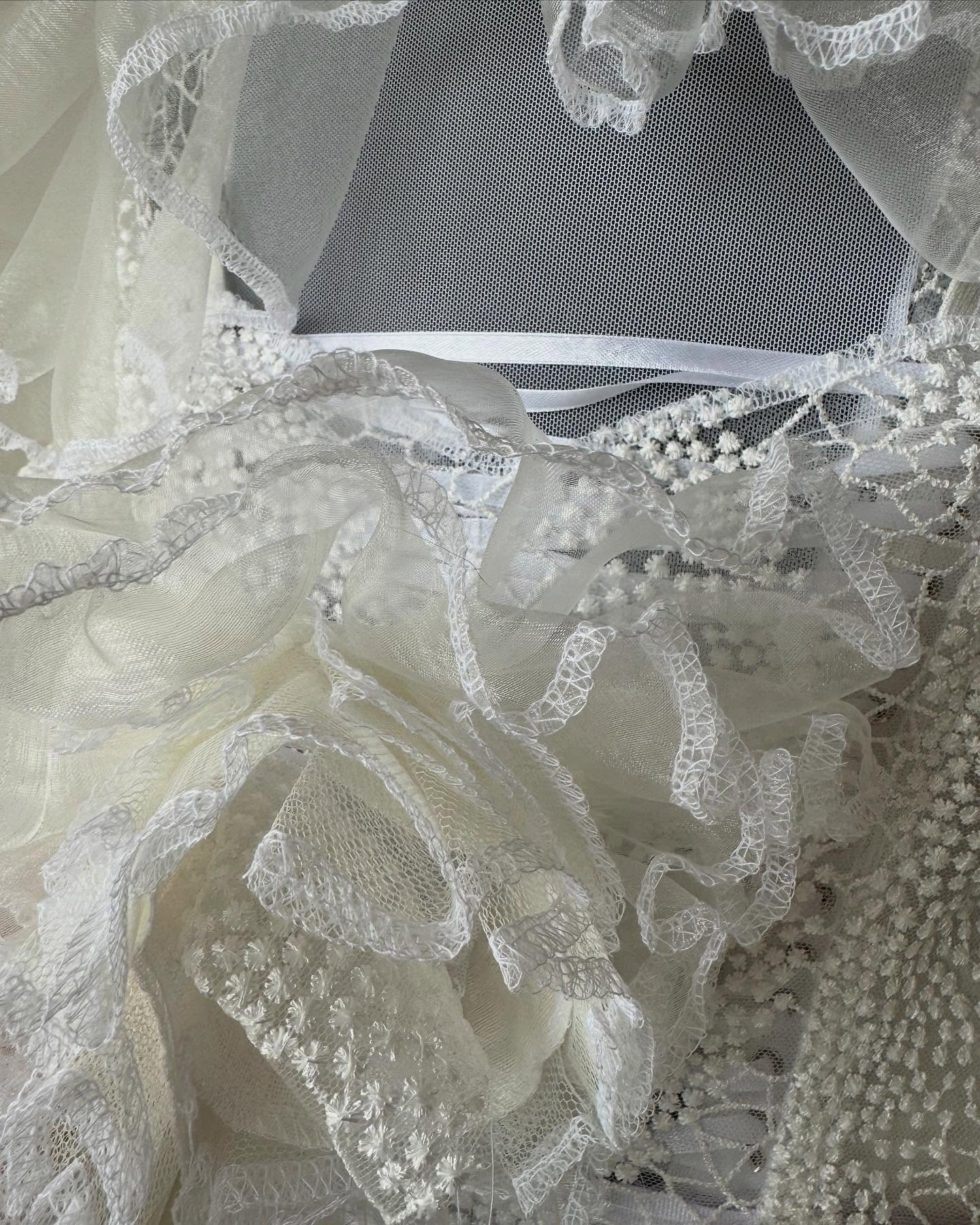 A bit of a photo dump of some few past projects :
-white lace @belligerency
-Manneken Pis with @doflowersbydamienoverputte
-Extra Sleeve shirt for @susanfromgrindr at @furie_bxl