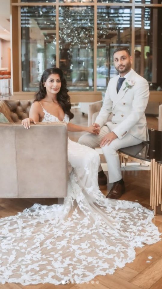 "Two souls, one love, forever sealed. From ‘I do’ to the dance floor, every moment was pure magic!" ✨❤️🎥
#RajSanjana #foreverbegins #civilwedding #receptionvibes #modernlove e #weddingfilmmaking #timelessmoments #luxurywedding #cinematiclovestory #ukweddings #weddingreels #viralwedding #brideandgroom #shadisaga
Couple - @sanjna_k @rajap23
Cinematography - @thefilmeditor
Photography - @kunaalgosrani
Music - @calibarevents @djmanz_calibar
Drumer - @elitedrummers
Decor - @mistique_events
Wedding Planner - @mistique_events @chaten55