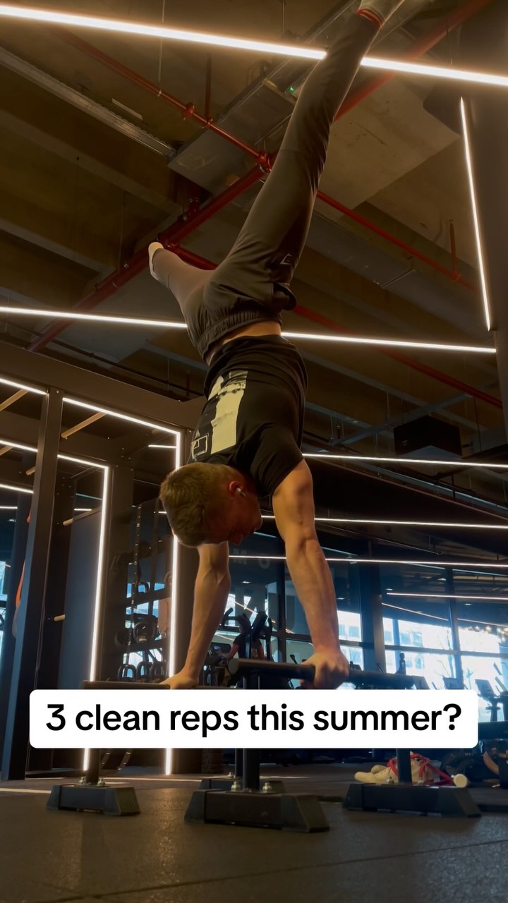Still pushing through to get those 3 clean back-to-back reps! 😤
#handstand #handstandpractice #handstandpushups #calisthenics #calisthenicsworkout