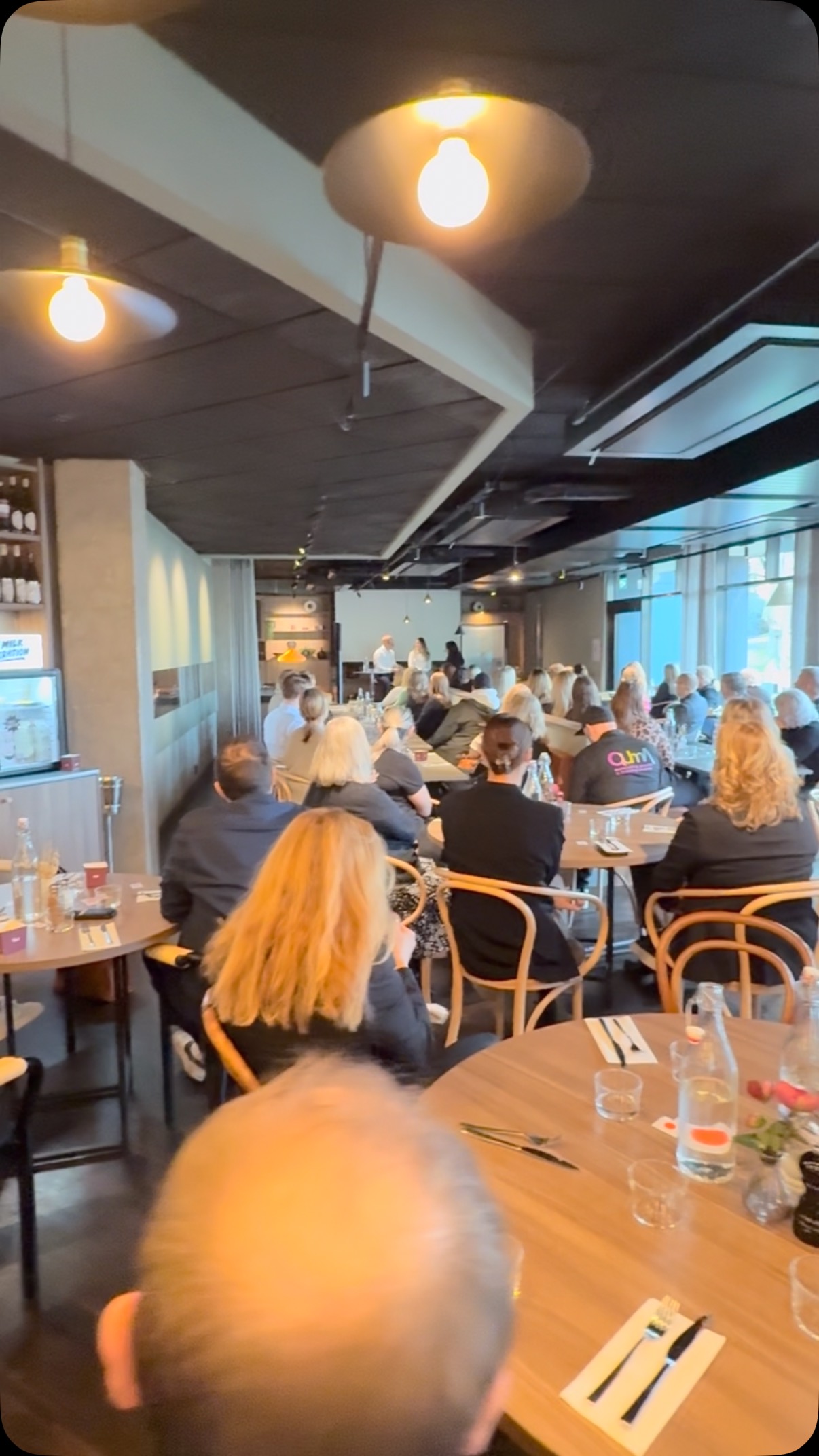 âš Vilken inspirerande eftermiddag och kvĂ€ll! âš
I torsdags samlades vi för en fantastisk eftermiddag med Laila & Niclas Högfeldt, dÀr vi satte fokus pÄ jÀmstÀlldhet och företagande.
Vi inspirerades av deras resa som bÄde entreprenörer, par och förÀldrar och fick ta del av kloka insikter i ett modererat samtal lett av briljanta Sarit Monastyrski.
Det var fullsatt, engagerande och fyllt av energi! đ„
Vi ser med spÀnning fram emot Lenoites fortsatta resa som troligtvis bara börjat. Idag kunde vi dessutom lÀsa en fin artikel om paret i BorÄs Tidning.
đĄ Stort tack till alla som deltog, lyssnade och bidrog till de givande samtalen â bĂ„de bland medlemmar och nya ansikten. Vilka diskussioner det blev!
Och ja, vi kommer definitivt att öppna dörrarna fler gĂ„nger för bĂ„de kvinnor, mĂ€n och framförallt viktiga samtal! đâš
âš#kavaiboostandbusiness #JĂ€mstĂ€lldhet #Entreprenörskap #Inspiration #NĂ€tverkande