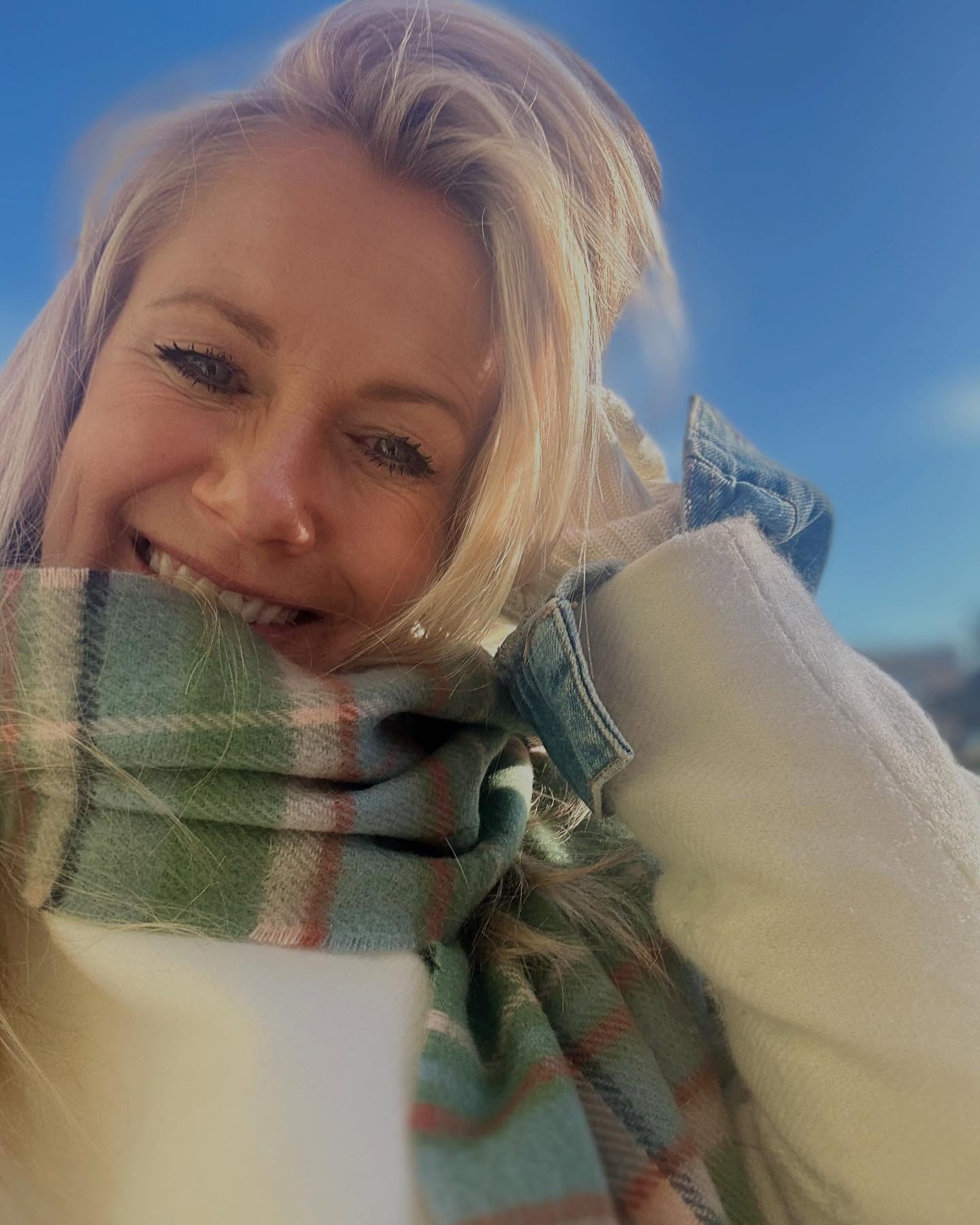 Sunshine ☀️before the showers ☔️ Captured in the sunshine—just before the rain swept in—this exquisite scarf by @aramintacampbell is a lesson in effortless luxury. 🌿✨ Soft, cosy, and woven with heritage craftsmanship, it’s the ultimate layering piece for transitioning seasons and unpredictable Scottish weather ☀️💦
Sunshine may be fleeting, but true style is forever. 🌾 #aramintacampbell #luxurytextiles #effortlesselegance #scottishstyle #timelesslayers #personalstylist #personalstyle #sunshineandrain #sunshineandrainbows