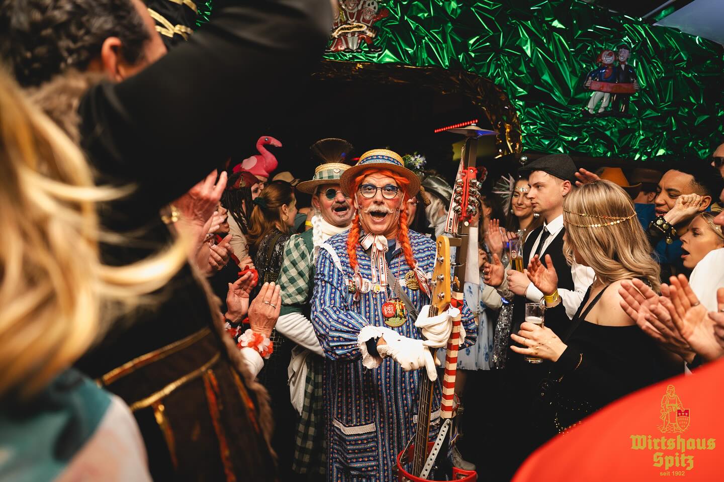 Ein toller Start in die letzte Karnevalswoche 2025. 🥳
Danke @comdiggi für die tollen Bilder 👍
#weiberfastnacht #cologne #kölsch #karneval #party #wirtshausspitz