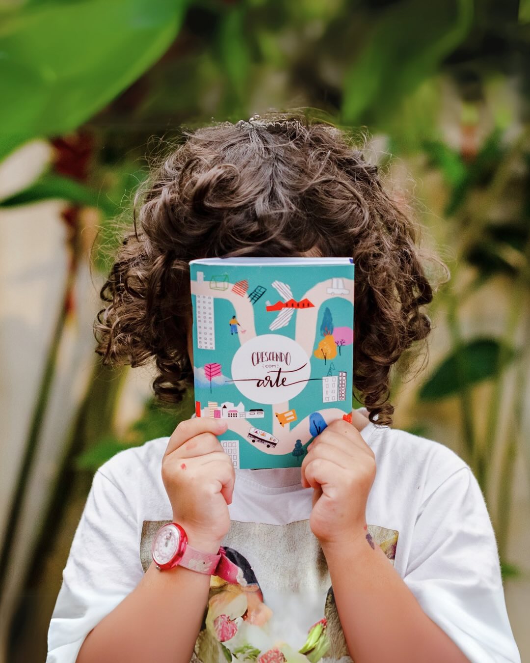 O mercado está cheio de marcas. De todos os tipos, cores, estilos. Mas sabe o que ele realmente precisa? De marcas que fazem sentido. E sentido não se impõe – se constrói. ✨
Pensa comigo: em um mundo onde todo mundo quer ser visto, ser lembrado virou um desafio. Só que o segredo não está em falar mais alto, mas em falar com verdade. Porque uma marca que não tem significado para as pessoas, vira só mais uma no barulho do dia a dia.
Construir valor é sobre criar algo que as pessoas escolhem carregar consigo, que faz parte das histórias delas. Uma marca que se preocupa em ser relevante para a vida real não é descartável – ela se torna essencial. Não porque empurra algo, mas porque entrega algo que vale a pena.
E aí vem a reflexão: é melhor estar presente o tempo todo ou estar presente da maneira certa? Volume não significa conexão.
Então, deixa eu te perguntar: o que você está construindo? Algo que ecoa, que faz alguém sorrir e lembrar de você? Ou algo que se dissolve na correria?
Porque no fim das contas, o mercado não precisa de mais marcas. Precisa de marcas que importam. E as que importam, a gente sente, lembra e carrega com a gente.
🤍
#branding #marcasinspiradoras #crescendocomarte #negocioscomessencia #clientescrialuz