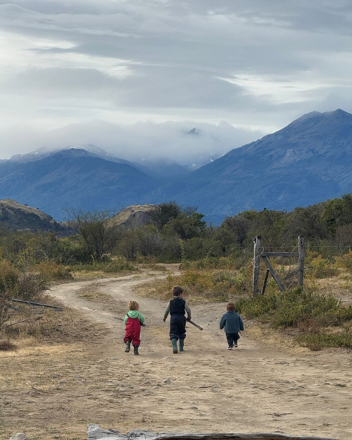 Tantos años arraigados al mismo lugar. Ya la cuarta generación de una misma familia pasando largos veranos en el lago, construyendo su infancia desde momentos y experiencias ligadas al campo, la familia, y la vida en el lago.
