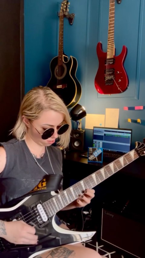 Nossa artista e super guitarrista @brunaterronigt fala dos encordoamentos que utiliza e no final manda um som da pesada. Alguém aí acerta que som é esse?
#brunaterroni #nigmusic #nigstrings #cordasnig