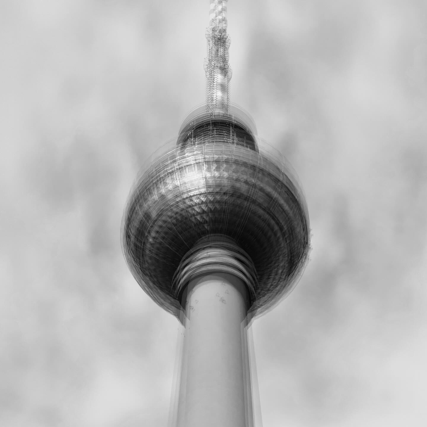 * BERLIN25 * #experimentellefotografie #multiexposure #nophotoshop #mehrfachbelichtung #visualart #fineartphotography #wallart #wandbilder #abstractart #in motion #blackandwhite #bnw #bnwlovers #experimentalphotography #art #motion #artoninstagram #fineart #ilovehannover #hannoverliebt #timmgrastorf #picoftheday #artography #berlincity #berlin #sunlight #bigcitylights #streetphotography