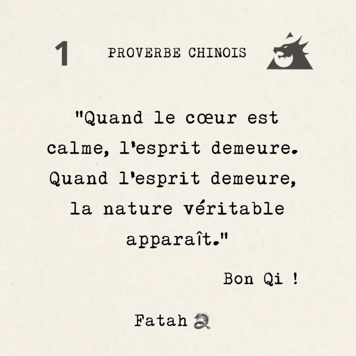 Proverbe chinois : "心静则神存,神存则性现。"
"Quand le cœur est calme, l’esprit demeure. Quand l’esprit demeure, la nature véritable apparaît."
L’état méditatif (禅定, Chán dìng) met l’accent sur le calme intérieur. Si le Cœur (心, xīn) n’est pas tranquille, alors le shén (神, l’Esprit vital) sera agité et s’il est agité, notre vraie nature (性, xìng) ne pourra pas se révéler.
Dans la pratique du Qi Gong, il faut d’abord apaiser le cœur et l’esprit, éliminer les pensées parasites et permettre au Shén de se stabiliser. Ce n’est que lorsque le Shén est en paix que notre nature profonde et notre authenticité se révèlent spontanément.
Quand le cœur est calme, tout est en ordre. Quand le Qi circule harmonieusement, le corps est en bonne santé.