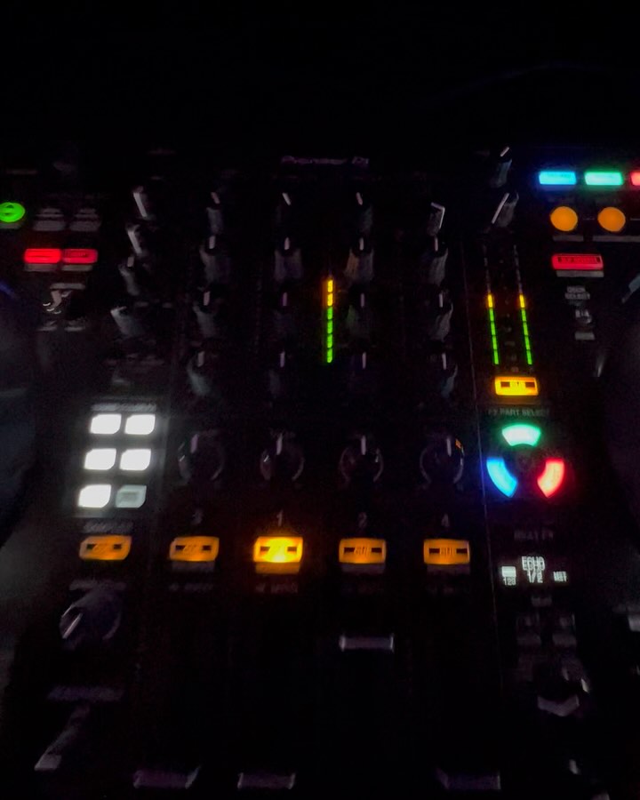 EDM music at your wedding? Yes it’s possible… do you want something different for your wedding? You need ME!! 😉 personalized weddings, always surprising you… still booking for 2025 and already booking for 2026 💻 www.diogoferreiradj.com #weddingdj #weddingdjs #weddingdjlife #weddingdjsetup #weddingdjservice #corporateevents #corporateeventsdj #eventsdj #housedj #housemusic #housemusiclovers #edm #edmdj #differentweddings #clubdj #seratodj #party #partypeople #venue #weddingvenue #weddinglighting #diogoferreiradj #visitportugal #sintra #sintraweddings