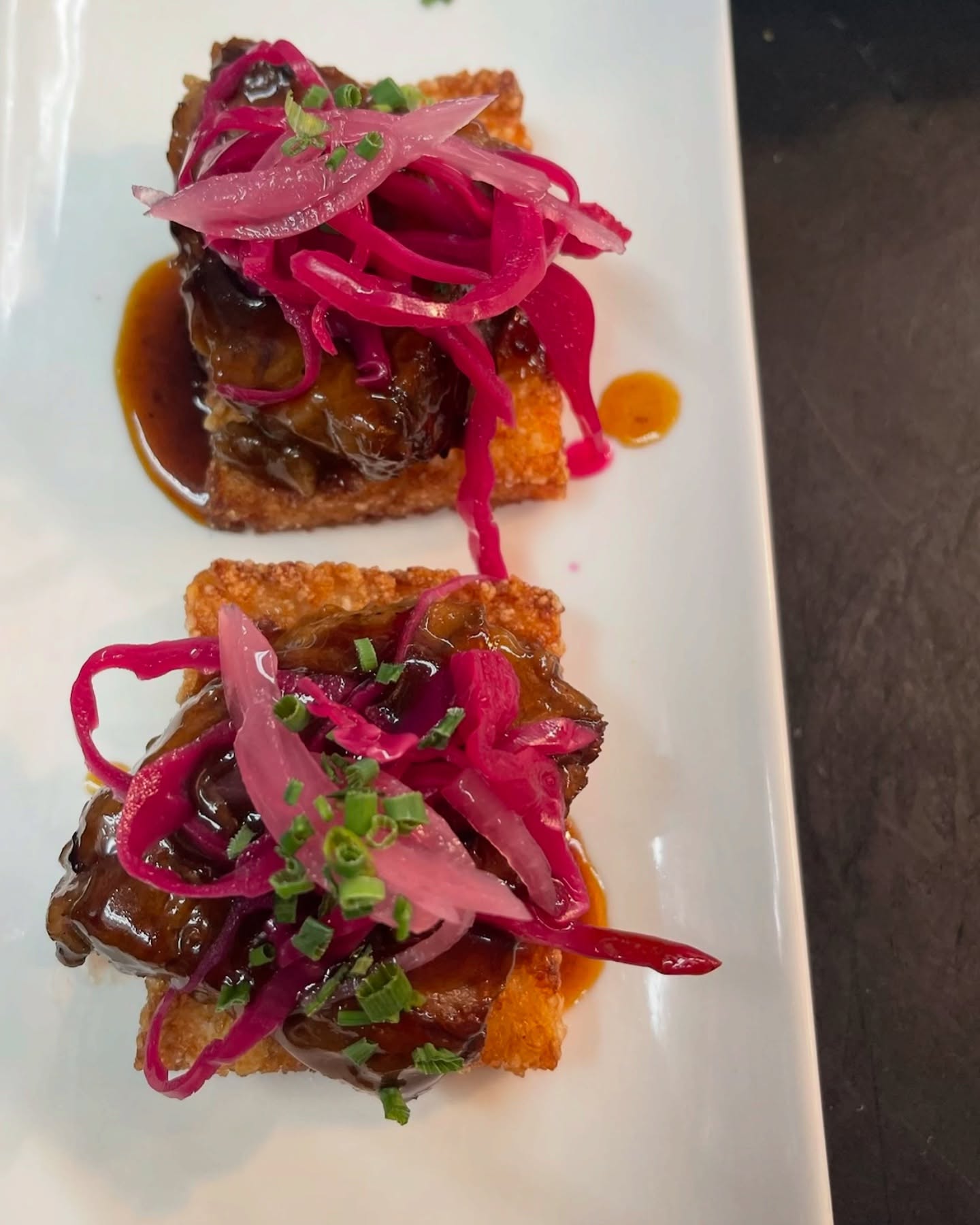 Crispy rice with short rib in a silan-soy glaze, topped with pickled red onion and chopped chives. A bite of pure dream. 🌿 #YallaMarVa
#PrivateChef #FoodPorn #GourmetExperience #ChefLife #TastingMenu #Foodie #FineDining #InstaFood #FoodPhotography #ChefCreation #LuxuryDining #Eats #Foodstagram #Delicious #FoodArt #Yum #FlavorExplosion #FoodLover #Epicure #DinnerGoals