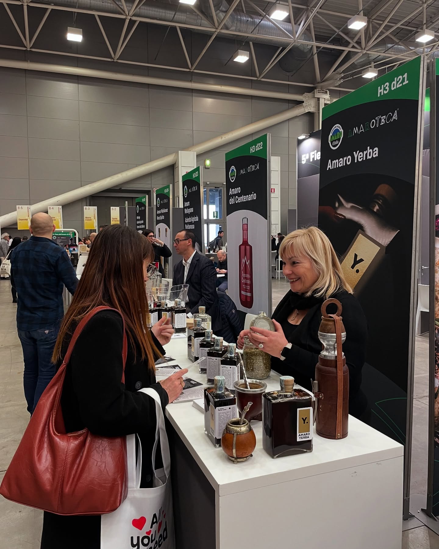 Piccolo recap di cose che abbiamo scoperto alla Fiera dell’Amaro d’Italia:
1 - raccontarvi il nostro progetto ci piace moltissimo
2 - il profumo della Yerba Mate conquista tutti
3 - quello che più di tutti adora raccontare di Amaro Yerba? Decisamente @ffaace
4 - il Paloma con Amaro Yerba é il nostro nuovo cocktail preferito
5 - il @mikyemax è un posto meraviglioso
6 - non vediamo l’ora di rifarlo!
In questi tre giorni abbiamo avuto l’occasione di conoscere di persona tantissimi di voi, vi abbiamo raccontato la nostra storia, ci siamo scambiati opinioni, ma soprattutto abbiamo ricevuto tantissimi complimenti che ci hanno riempito il cuore.
La Fiera è stata un’esperienza di crescita intensa ed emozionante, che ci ha aperto le porte di un mondo fatto di persone bellissime che tutti i giorni mettono passione e amore nella promozione dell’Amaro Italiano.
Un ringraziamento sincero va a @amaroteca_official e @slow_food_events che hanno reso possibile tutto questo e che ogni giorno con passione diffondono la cultura dell’Amaro in Italia.
#amaroyerba #amaro #amaroitaliano #yerbamate #amaroteca #slowwinefair2025 #fieradellamaroditalia