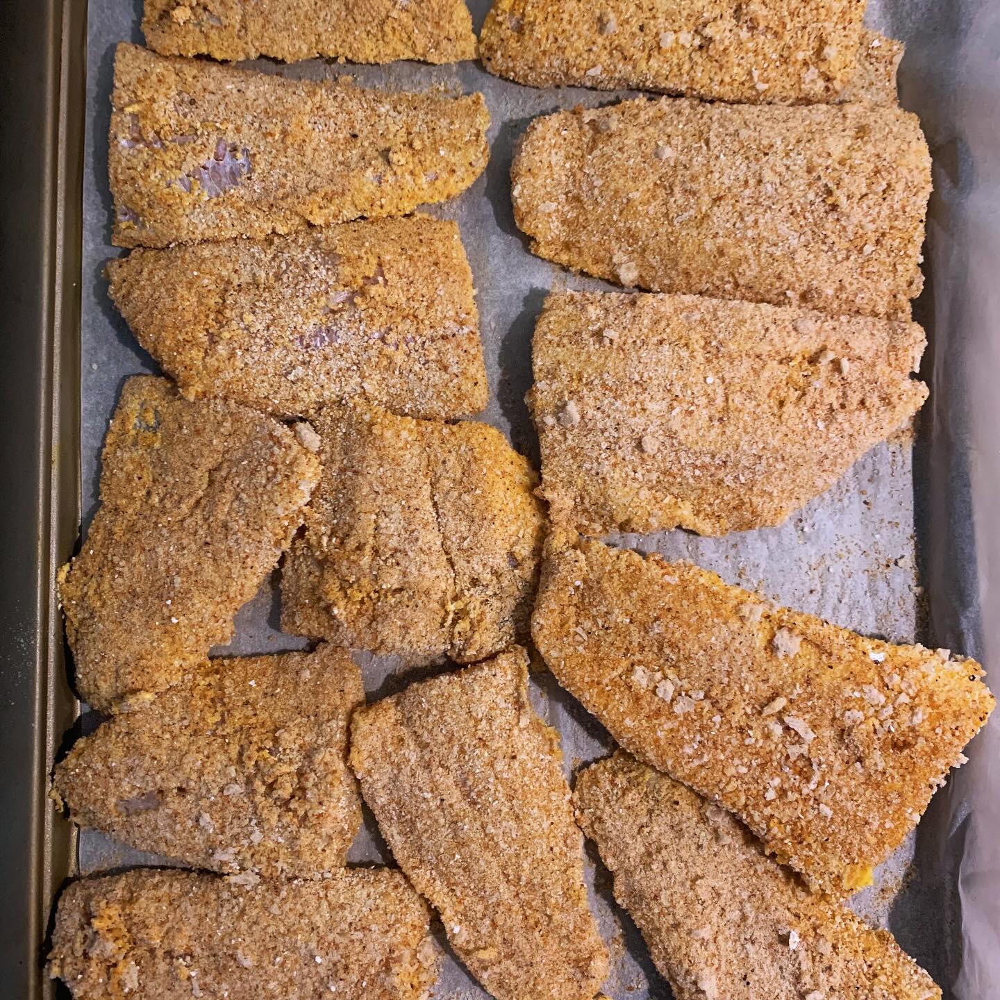 Qu'est-ce que c'est ? Ce sont des poissons panés Maison !! Avec des filets d'églefin frais de chez le poissonnier, et de la panure de pain au levain 😉 Verdict ? Ma fifille a fait un test avec le pané du commerce et dit que les miens sont meilleurs 🥳🥳🥳 !! On a vaincu Findus 🥂🥂 !! 😊😊.
.
.
#BonAppetit !
.
.
+ de 170 recettes et astuces sur
www.delicieuxsanssucre.com
Ou lien cliquable dans ma bio @delicieuxsanssucre
.
Créez VOTRE MODE D'ALIMENTATION sur mesure 🎁🎁 avec le programme TAPAS :
Un programme de folaï pour vous guider vers une alimentation saine, gourmande et durable en 8 modules ultra-pratiques !
.
.
#Transformezvotrealimentation
#MangerMieux #MieuxManger #Alimentation #AlimentationSaine #Flexitarien #FaitMaison #DansMonAssiette #MangerSain #MangerSainement #cestropbon #EquilibreAlimentaire #ReequilibrageAlimentaire #DelicieuxSansSucre #IgBas #IndexGlycemiqueBas #RegimeIgBas #miam #miamMiam #VraimentSain #SansGluten #gourmand #bio