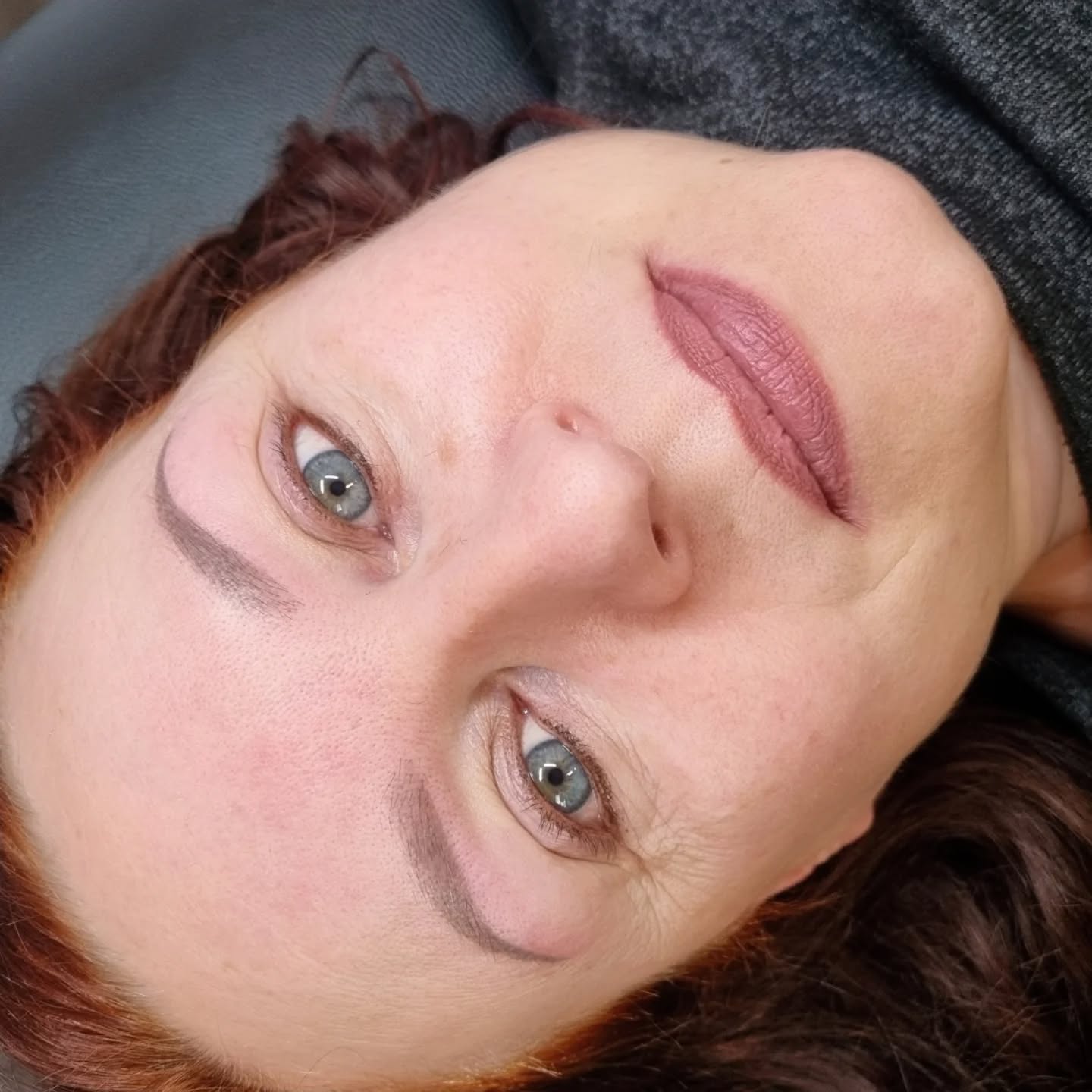 ✨️HEALED✨️ Ombré Powder Brows after 1 session and Lipblush in a yummy cool brown nude tone. 2nd and 3rd photos are before and immediately after the tattooing. Colour softens and settles after healing 🥰
.
.
.
#permanentmakeupartist #ombrepowderbrows #powderbrows #permanentmakeupfreiburg #lipblushtattoo #lipblush #lippenpigmentierung #augenbrauenpigmentierung #lipblushing