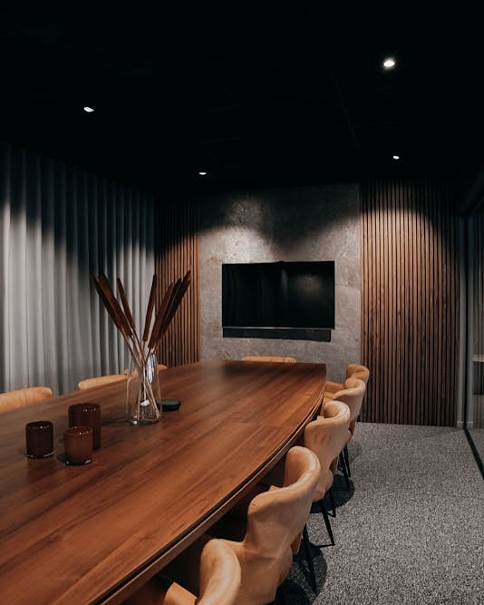 We are all for mixing materials like in this amazing project where stone and wood meet each other in a warm interior of a conference room that gives this office character and embodies a more personal feeling. The acoustic walls give a touch of earth at the same times as they work as sound regulators. This modern mix can be implemented in any design with the 100+ finishes we offer - Contact us for more information ✨