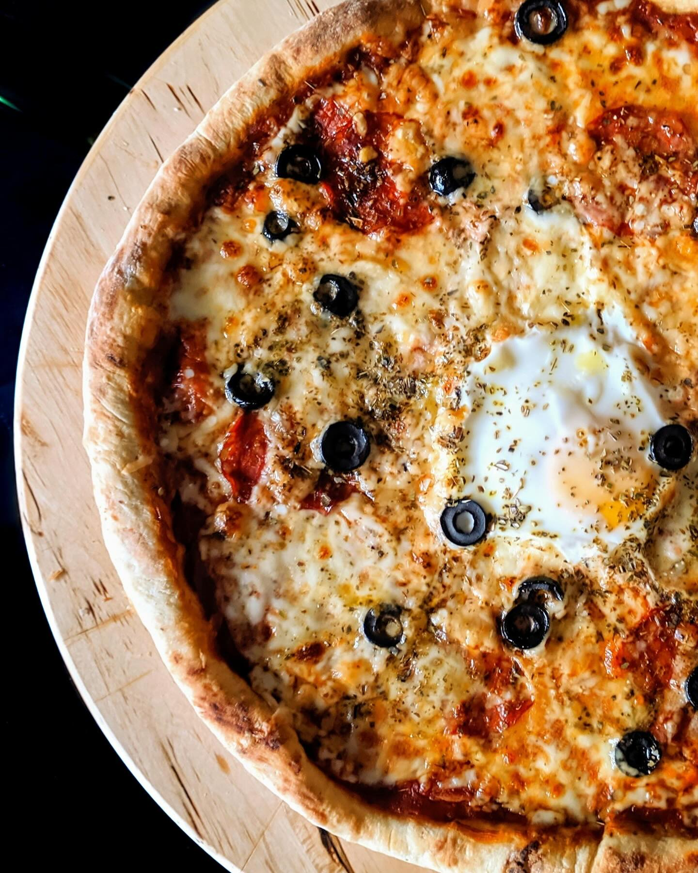 „Ich mag Pizza so gerne, aber ich erlaub sie mir nicht“ Diesen Satz höre ich in meinen Beratungen oft! Verbotene Lebensmittel: die Liste ist endlos lang und das Essen wird langweilig und einseitig 😴
Viele sind überzeugt, dass strenge Diäten der Schlüssel zum Wohlfühlgewicht sind. Kurzfristig mag das stimmen, langfristig ändert sich dies aber drastisch. Studien zeigen, dass 1/3 bis 2/3 des verlorenen Gewichtes im ersten Jahr, der Rest in den folgenden vier Jahren wieder zugenommen wird. Viele wiegen nach der Diät mehr als vorher 🫣
Zu Beginn ist das gezügelte Essverhalten gut umsetzbar. Die Motivation ist hoch und die erste Abnahme gibt Ansporn. Diese Effekte ebben jedoch nach und nach ab. Es wird anstrengend! 😮💨 Die ständige Kontrolle braucht viel Energie und sobald dieses Energie-Budget aufgebraucht ist, wird sie fast unmöglich.
Die Gedanken drehen sich nur noch ums Essen 🤯 Isst man dann ein „verbotenes“ Lebensmittel, kommt es zur Enthemmung, bei dem dies in Mengen weit grösser als der üblichen Portionsmenge überessen wird. Es entwickelt sich ein Kreislauf aus Zügelung und (Fr-)Essphasen. Es folgt immer mehr Kontrolle ❌ Statt Hunger- oder Sättigungsgefühl zu spüren, kommt es zu einer verminderten Körperwahrnehmung. Gleichzeitig sinkt der Stoffwechsel und der Jojo-Effekt tritt ein, die Abnahme wird immer schwieriger. Essen wird zu einem belastenden Thema.
Was nun? Ich kann dir mit der Ernährungs-psychologischen Beratung 👥 dabei helfen, wieder den richtigen Weg einzuschlagen. Zügelung und Restriktion loswerden, einen freudvollen Umgang mit dem Essen finden und entspannt mit allen Lebensmittel umzugehen. Und das Beste, dabei trotzdem zufrieden mit deinem Körper und Gewicht zu sein. Es ist möglich ✨
#ernährung #ernährungsberatung #ernährungsberatungzürich #ernährungspsychologie #kontrolle #verbotenelebensmittel #diäten #jojoeffekt #essstörungen #essstörungbesiegen #entspanntesessverhalten #wohlfühlgewicht #lieblingsessen #körpergefühlverbessern #selbstwert #selbstfürsorge #freiheit