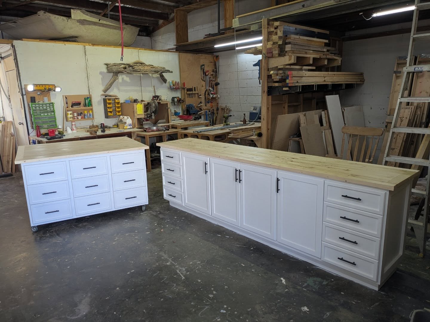 A large kitchen bench and island on wheels to match! 🤍
#knotsandgrains #recycledwood #kitchen #kitchenbench #kitchenisland #custommade
