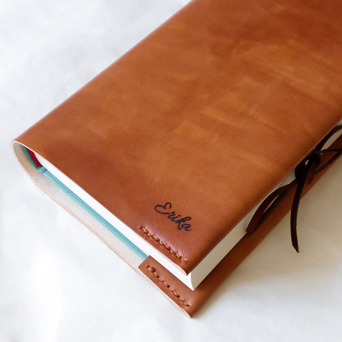 "Upgrade" obľúbeného obalu na knihu s menom
👉 zo strojového šitia - ručné šitie tupou ihlou
👉 viazanie je z hrubšieho koženého pásu
#kozenyobalnaknihu #obalnaknihu #darcekpreknihomola #personalizovanydarcek #gravirovanie #kozenyobal #horalistzapisniky