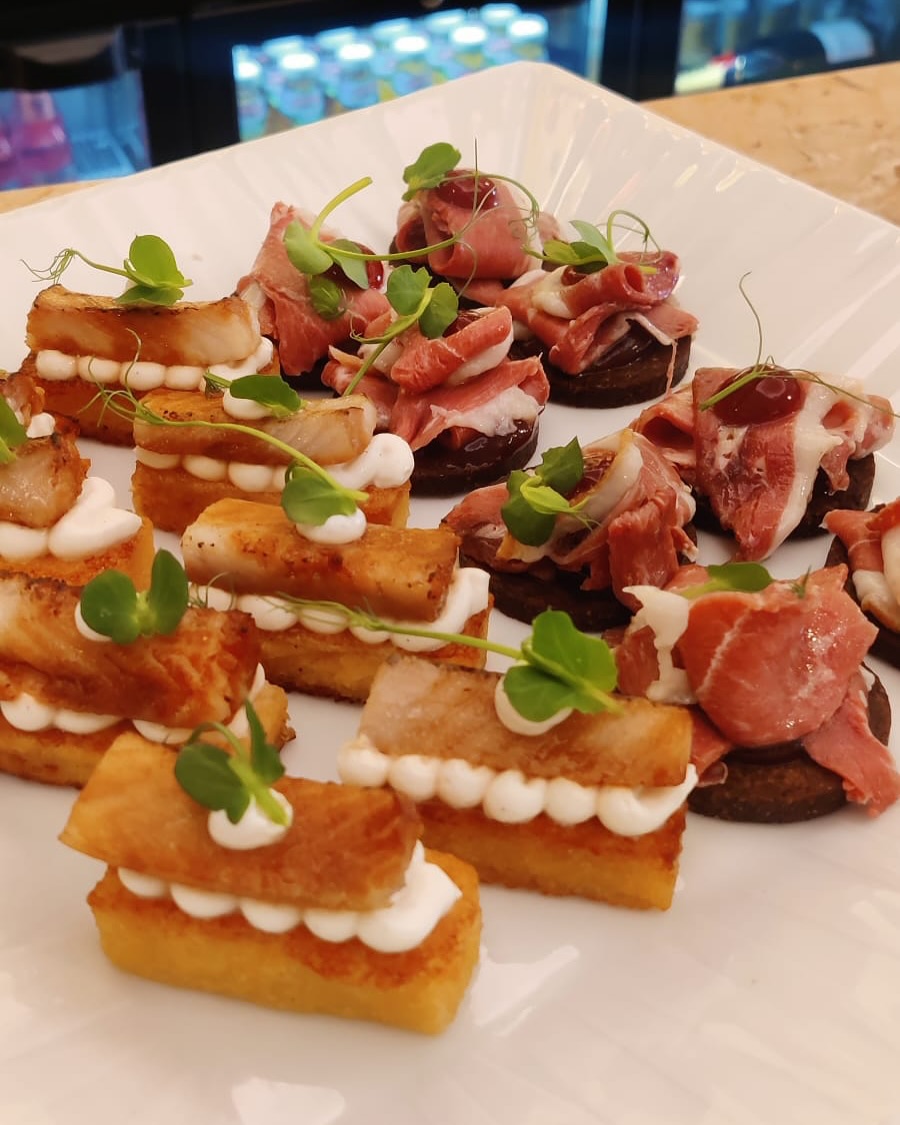 Ein paar kleine Einblicke auf eines unserer Catering vom vergangenen Wochenende 🍴🥂 Wir sind für Sie der perfekte Ansprechpartner für Ihre ganz individuelle Veranstaltung ⭐️
#catering #selfmade #highqualityproducts #canapé #finedining #wertheim #bestenheiderstuben