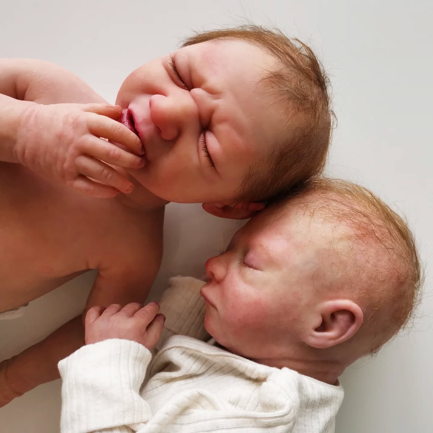 How can Lydia sleep peacefully with her sister Athena crying right next to her?
#cinebaby #fakebaby #fakebabies #props #prosthetics #makeupartist #sfx #siliconeprosthetics #specialeffects #makeupeffect #silicone #fake