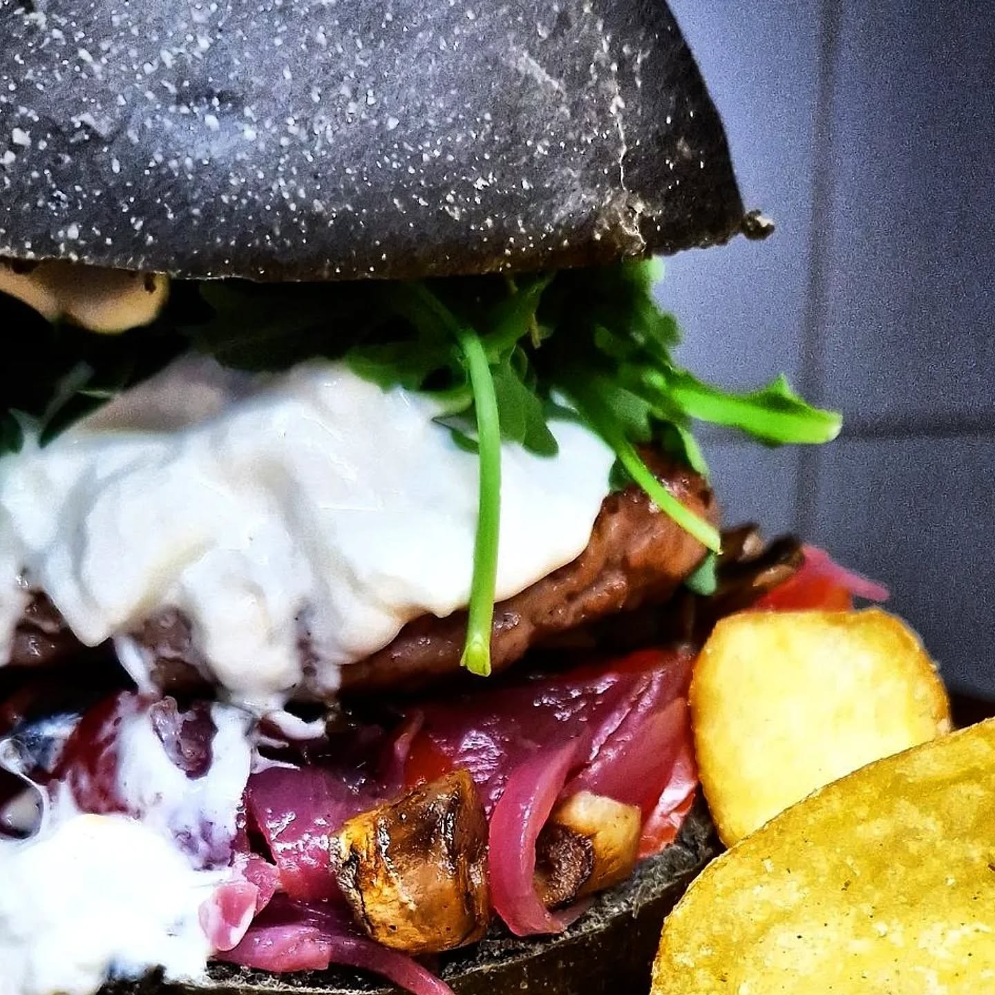 Zeppelin Burger is waiting for you 🍻👁
#Hamburger #BurgerLover #FoodPorn #StreetFood #FastFood #CheatMeal #Foodie #GrillMaster #GourmetBurger #Delicious #Yummy #BBQ #HomemadeBurger #BurgerTime #JuicyBurger #CheeseBurger #Foodstagram #FoodPhotography #Hungry #BurgerAddict #Tasty #MeatLover #ComfortFood #DinnerTime #BunsAndPatties