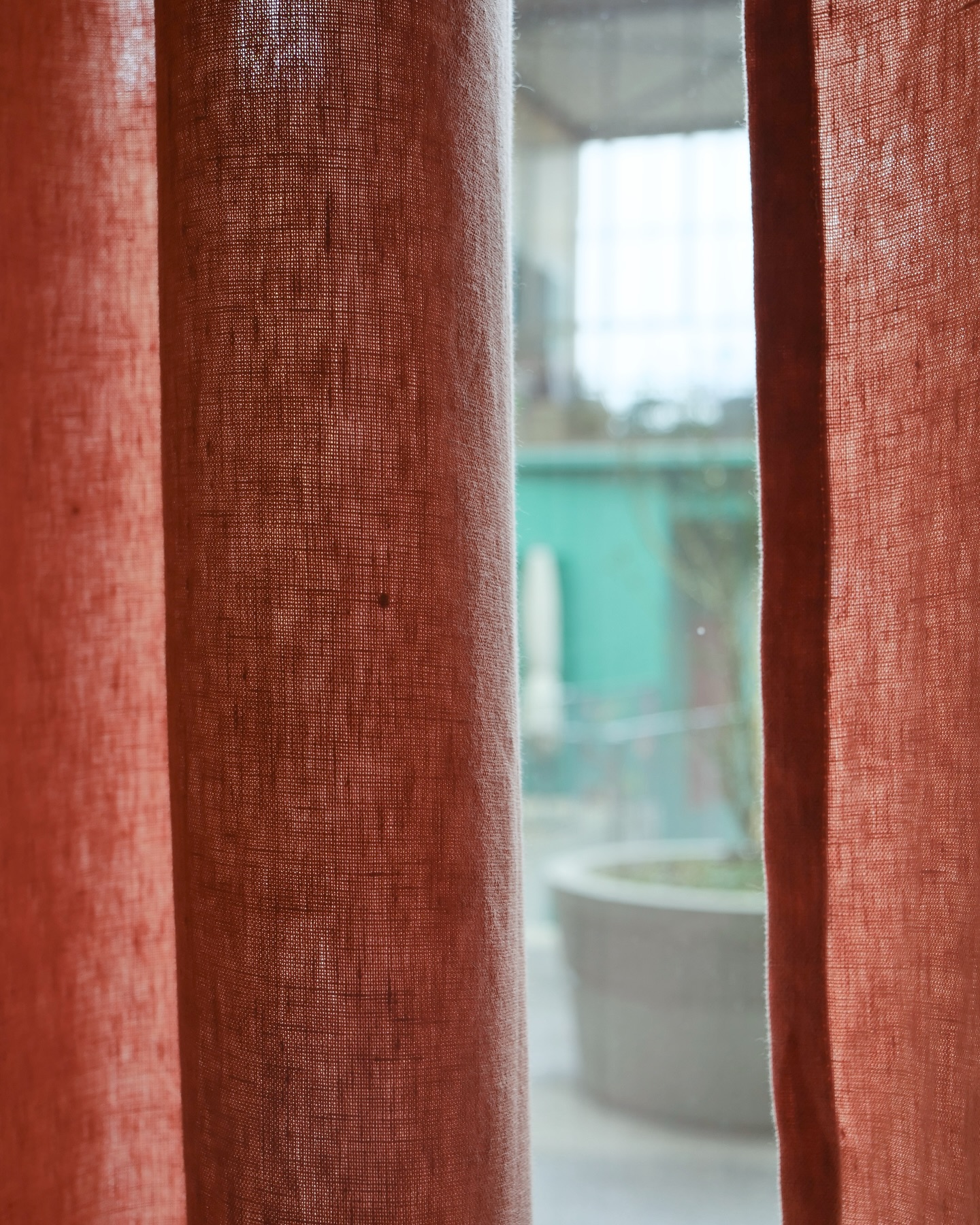 Bunt ist die Architektur mancher Neubauten in Winterthur.
Wir durften bereits mehrfach die farbenfrohen Wohnungen mit schönen Stoffen und gemütlichen Sofas ergänzen. Die Menschen fühlen sich dort wohl, und es liegt immer ein Lächeln in der Luft. Besonders im Sommer beleben spielende Kinder die Innenhöfe mehr als in der nebligen Jahreszeit.
Vielen Dank für den Mut zu den wunderschönen Leinenvorhängen!
Wir sind überaus glücklich mit dem Ergebnis – und hoffentlich sind es die Kundinnen und Kunden auch.
Auf einen fröhlich-bunten Frühlingsanfang euch allen!