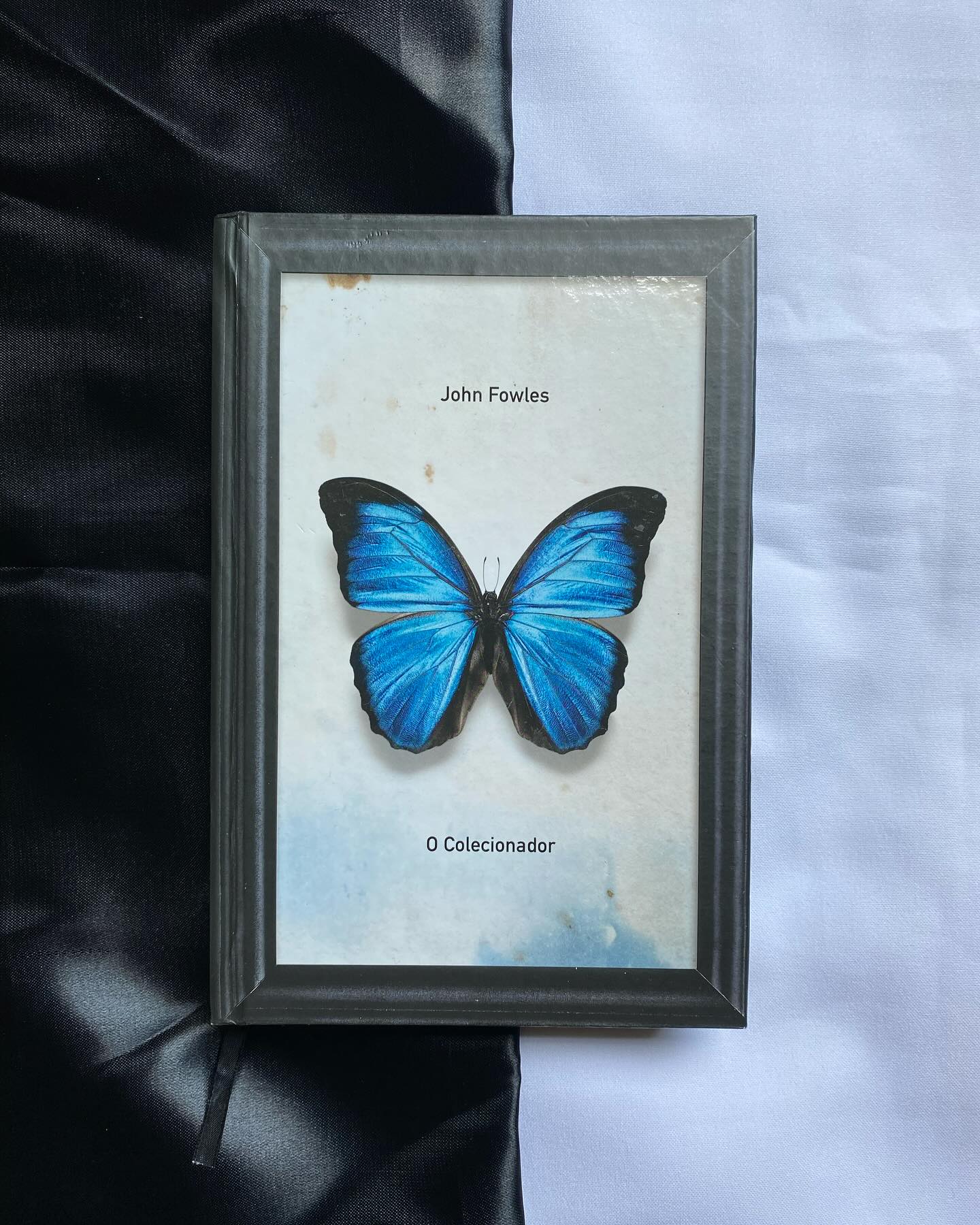 🦋Sabe aquele começo onde já pressentimos que algo não dará certo no final? Essa foi a minha impressão já no primeiro capítulo do O Colecionador. Posso colocar entre os melhores começos que já li, pois, já de cara, o autor sabe te deixar aflita e na espera do pior. John Fowles soube usar das artimanhas do gênero suspense/terror em seu livro de estreia, mesmo que por um minuto você ache que já ouviu ou leu uma história parecida.
🦋Frederick Clegg é um psicopata que tem uma obsessão pela Miranda, uma jovem mulher que ele conheceu ainda adolescente na cidade onde moravam. E com isso, após descobrir o local onde ela está estudando, arma um plano para capturá-la e fazer dela a sua prisioneira. Frederick, desde pequeno, pareceu ser um garoto estranho com obsessões, mas nunca pensou que quando crescer poderia ver as suas diferenças o levar tão longe.
🦋Durante os momentos em que Miranda está presa, pode-se perceber que ele tenta autoafirmar que aquilo que está fazendo é bom para ele e, ao mesmo tempo, é bom para ela. Que ela de alguma forma irá amar-ló e o aceitará assim como ele é. Visto que, ao final de tudo, ele está fazendo isso porque a ama mais que qualquer pessoa poderia.
🦋Miranda, ao mesmo tempo, nunca o havia percebido durante a sua vida, até o fatídico dia em que ele a abordou na rua e pediu a sua ajuda. Ela cursa artes e gosta de sair com os amigos. É uma mulher boa, que tenta, ao seu modo, sair daquela situação com as armas que tem.
🦋Leia a resenha completa atrás do link na bio.
#darkside #terror #darksidebookslovers #darlsidebooks #borboletas #ocolecionador #livros #resenha #resenhaliteraria #booksbooksbooks #booklover #bookphotography #instagrembooks