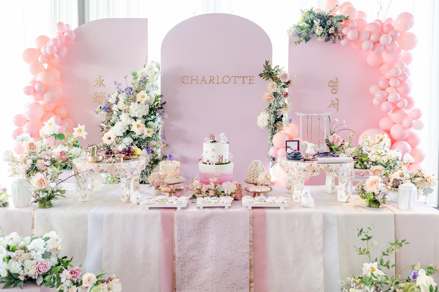 Happy Birthday Charlotte! I feel so honored to document this big milestone in your life. I hope you look back at these photos of your dol and feel the love, intention and labor your mom poured into your big day. 🩷
Event Decor: @eveandcodol
Cake & Cookies: @_onceuponacakery
Rice Cakes : @avec.vous_va
Venue: @fogo (Tysons Corner)