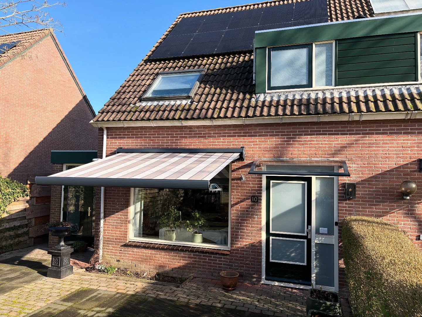 Vandaag weer een klant blij gemaakt met een Knikarmscherm. Deze klant had ook de vraag of wij een deurluifel konden leveren en plaatsen in de zelfde kleur als het scherm. Tuurlijk kunnen we dat! En zo heeft de klant bij 1 partij kunnen slagen.☀️