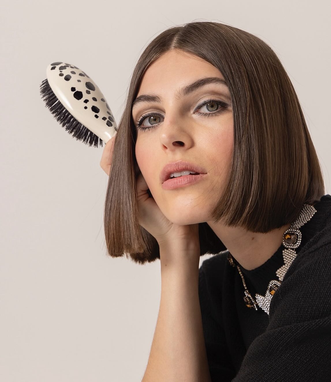 Nouveauté chez @labonnebrosse ! La brosse pour chien et son motif dalmatien, pour un pelage brillant et sain 🐶 #labonnebrosse #brosse #animaux #chien #paris #showcasemagparis