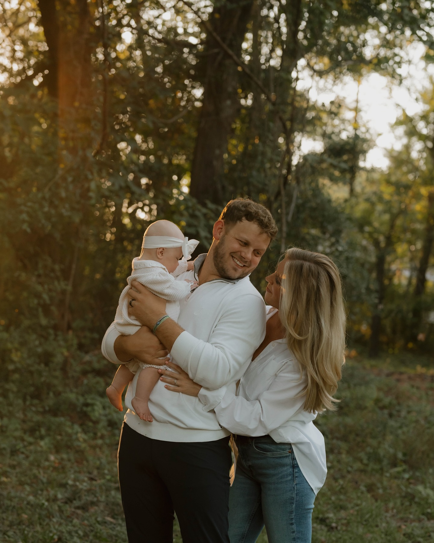 I wonder why I donโt post more shoots but then I remember itโs because Iโm forced to choose between photos like these to actually post ๐ฅฒ I think home sessions might just be a new favorite! This was such a sweet night with @rileyaldribrooks & her family back in the fall :โ)