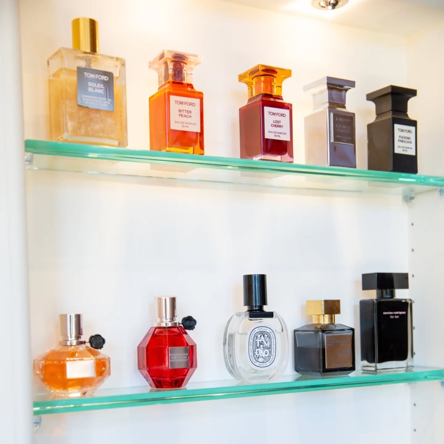 Beautifully displayed perfume can feel luxurious if you have the room, but if you haven’t any to spare, a pretty carousel can save space and increase access to all your favorite scents.
#organizingsense #organizeyourlife #professionalorganizing #bayareaorganizer #amscotthome