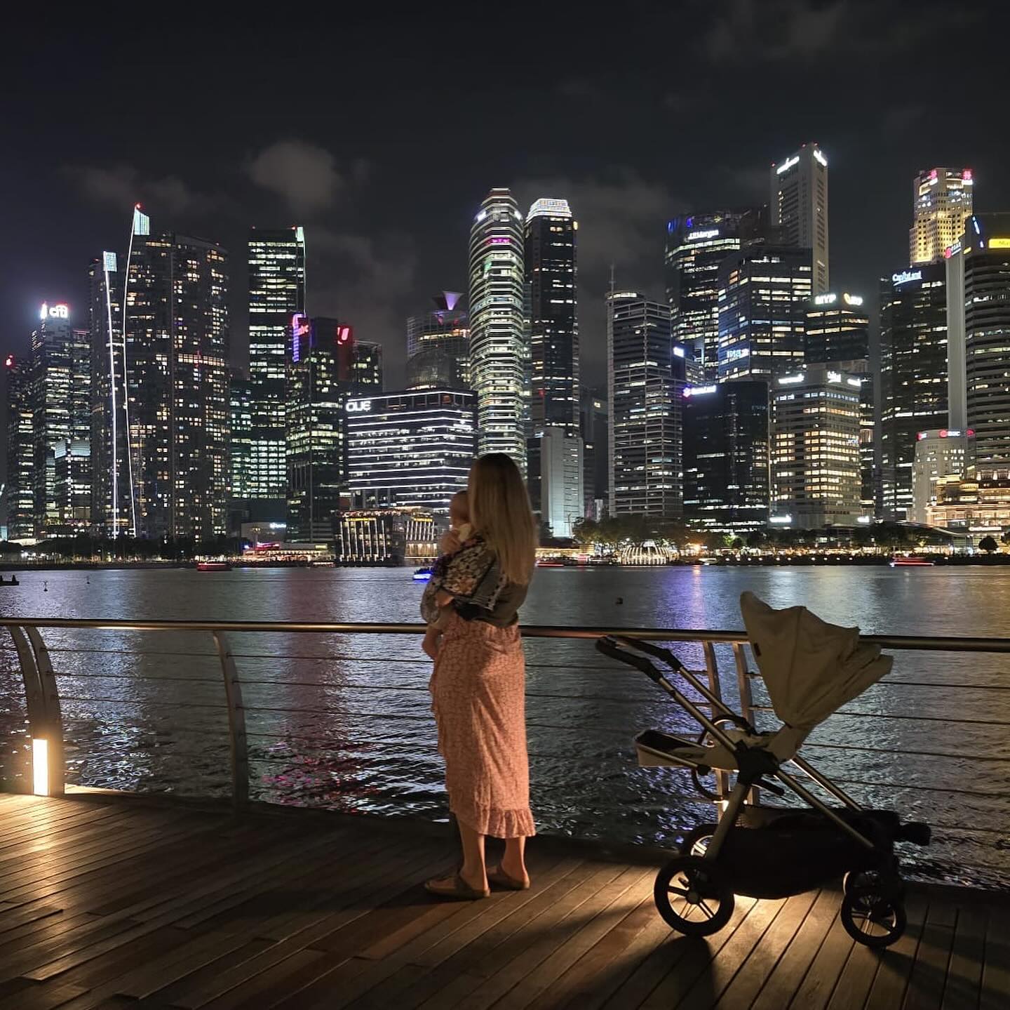 Hello from Singapore! ✨ After months of planning, we’re finally here – ready for a year full of adventures, new experiences, and unforgettable moments. The first few days have been intense: a city that surprises at every corner, amazing street food, tropical warmth, and navigating life with a baby in a completely new environment. Singapore is just the beginning, and we can’t wait to explore more!
Read more @ kessencual.com 👉🏼 Link in bio!
*****
Hallo aus Singapur! ✨ Nach Monaten der Planung sind wir endlich hier – bereit für ein Jahr voller Abenteuer, neuer Eindrücke und unvergesslicher Erlebnisse. Die ersten Tage waren intensiv: eine Stadt, die an jeder Ecke überrascht, das beste Streetfood, tropische Wärme und das Leben mit Baby in einer völlig neuen Umgebung. Singapur ist erst der Anfang, und wir können es kaum erwarten, mehr zu entdecken! 🌏✨
#SingaporeDiaries #NewBeginnings #FamilyAdventures