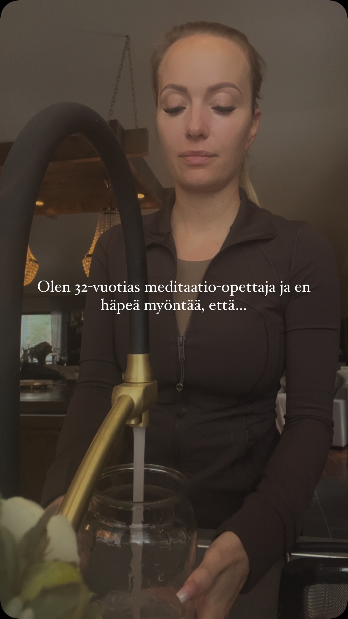 Tiedän, että saatan ulospäin näyttää ihmiseltä, jolla on homma aina hanskassa.
Mutta totuus?
Se on usein paljon inhimillisempi – ja ehkä juuri siksi haluan jakaa nämä asiat rehellisesti myös sinun kanssasi.
1. En ole vielä varma, onko vanhemmuus minua varten. Vauvakuume ei ole koskaan kuulunut elämääni, ja tiedostan ottavani tietoisen riskin, kun lykkään tätä päätöstä yhä pidemmälle.
2. Muiden kohdalla armollisuus tulee helposti – mutta itseni kanssa… No, se on edelleen matka. Armottomuus nostaa yhä päätään silloin, kun sitä vähiten kaipaisin.
3. Kyllä, myös minä kärsin välillä huijarisyndroomasta. Joskus pysähdyn ja mietin: Miten ihmeessä olen päätynyt tähän pisteeseen?
4. Sosiaalinen vuorovaikutus vie voimani. Joudun usein ponnistelemaan keskittyäkseni, ja siksi oma rauha on mulle tärkeää – se on paikka, jossa palaudun ja voin olla täysin oma itseni.
5. Raskaina hetkinä kaipaan yksinkertaisuutta. Joskus haaveilen, että voisin olla taas lapsi – huoleton, turvassa ja vapaa elämän vaatimuksista.
6. Ahdistus on ajoittain edelleen osa elämääni. Vaikka meditaatio on antanut minulle valtavan määrän työkaluja, olen yhä ihminen – ja välillä pelot ja levottomuus löytävät tiensä takaisin.
Halusin muistuttaa, että henkisyys ei tarkoita täydellisyyttä.
Se on matka, johon mahtuu epävarmuus, keskeneräisyys ja inhimillisyys.
Ja ehkä juuri se tärkein oivallus on oppia tanssimaan oman valon ja varjojen harmoniassa. 🧡
Yllättikö joku näistä paljastuksista? 🥰
#rehellisyys #armollisuus #huijarisyndrooma #ahdistus #meditaatio #henkinenkasvu #itsemyötätunto