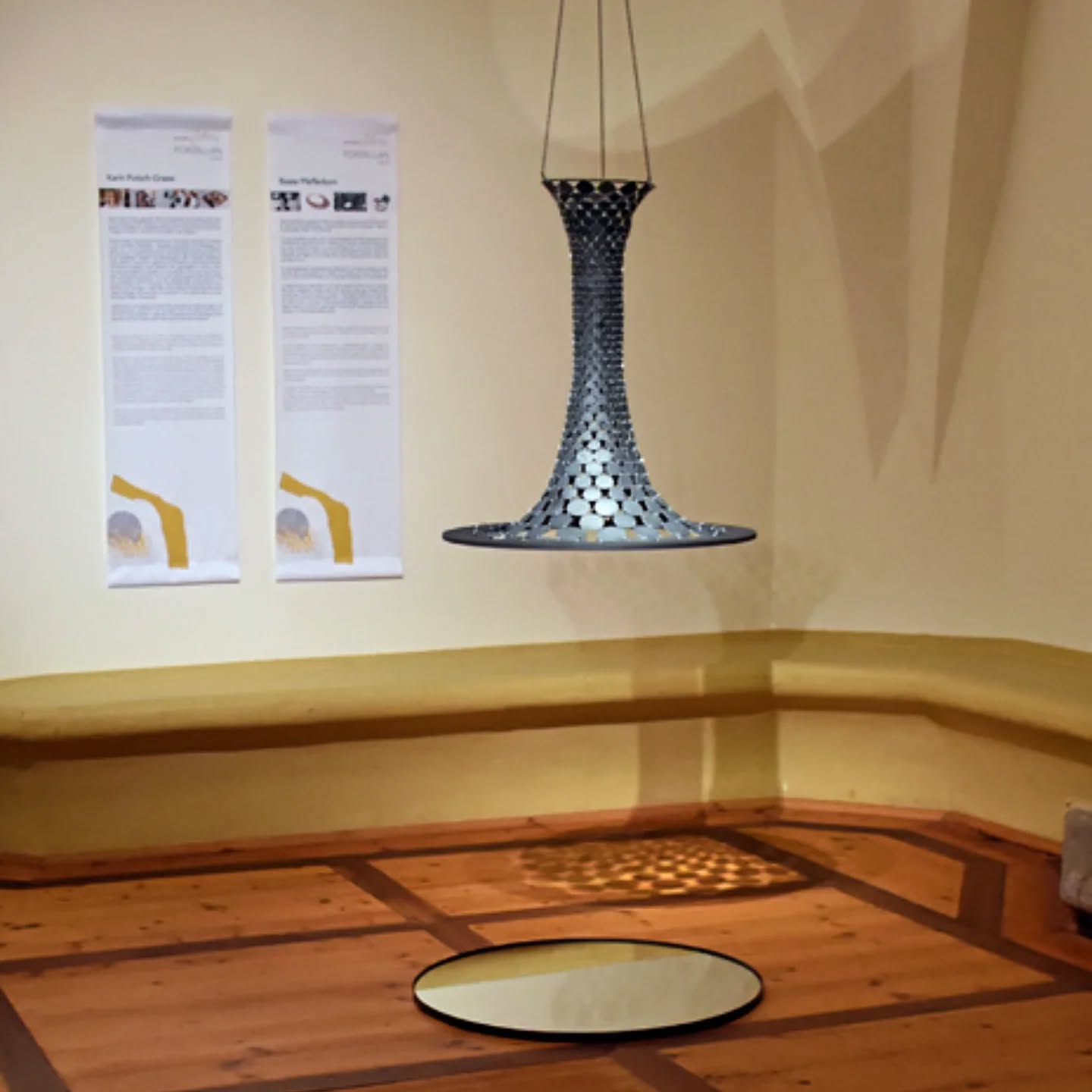 Einer meiner zwei Beiträge @porzellanbiennale
"Black Hole", eigentlich im Zuge der Corona-Pandemie entstanden, als zwei Jahre lang das Leben als freischaffende Künstlerin doch erheblich erschwert und auch noch als nicht relevant gebrandmarkt war (und zumindest finanziell knabbere ich immer noch stark an den Einschnitten ), bekommt dass Gefühl der Ausweglosigkeit, der dunklen Zeiten und Orte nun neues Futter...
#porzellan #porzellanbiennale #porzellankunst #kunstinstallation #installationskunst #kunst #ausstellung #albrechtsburg
#contemporaryporcelain #porcelain #porcelainart #art