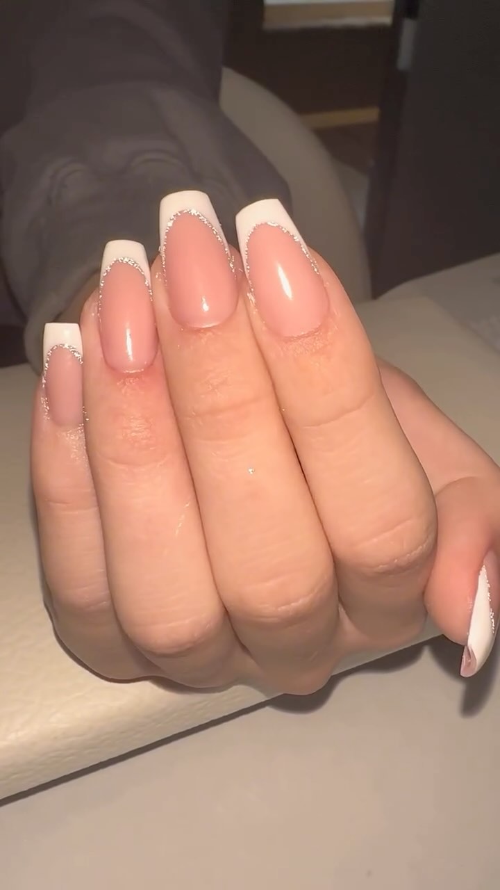 ✨ Perfekte negler, alltid! ✨ Ta en titt på vår nyeste negledesign som virkelig setter prikken over i-en. Hos JK Beauty får du kvalitetsbehandling og negler som skiller seg ut. 💅💖