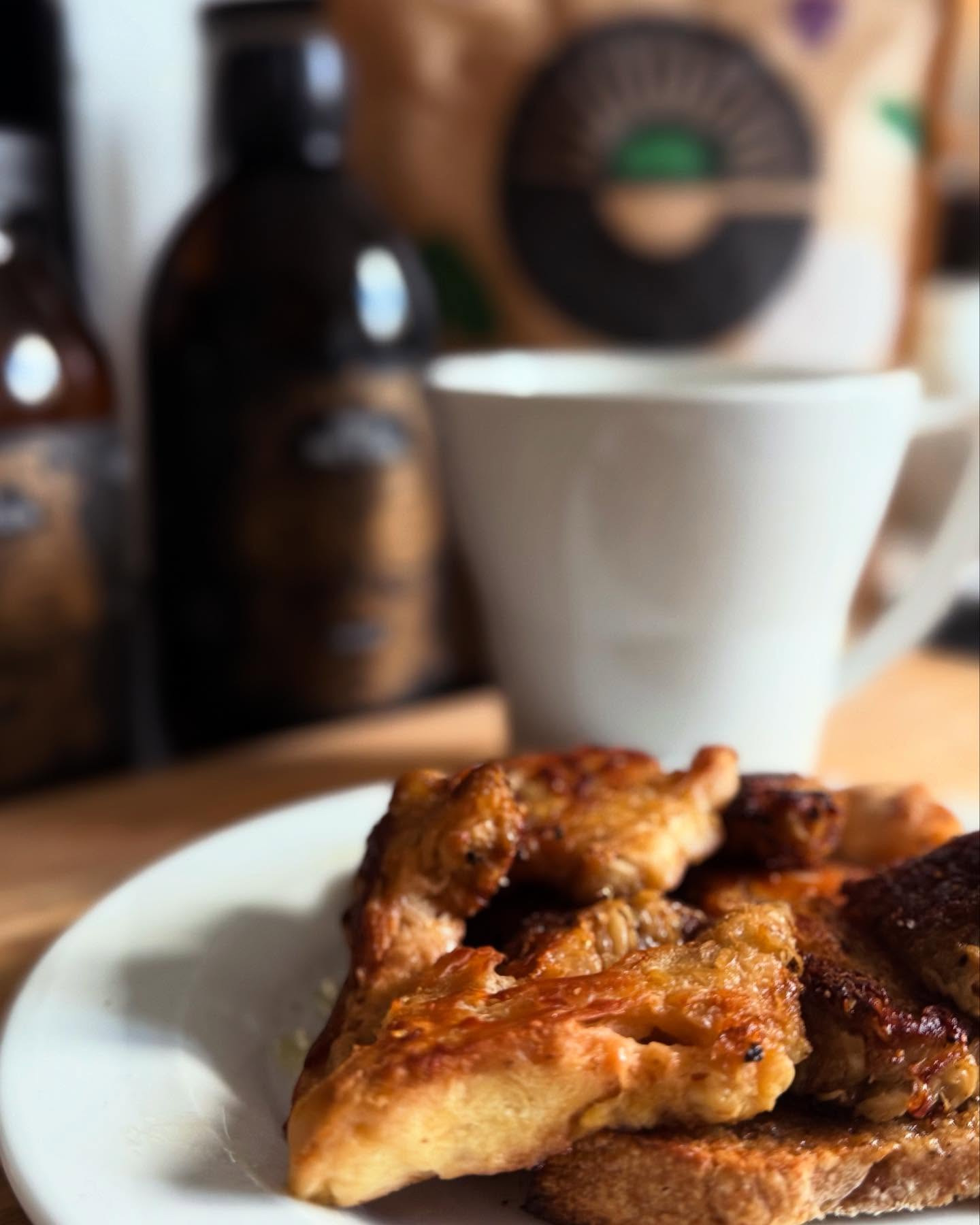 🌅 Breakfast like a boss! I fuelled my morning with a delicious slice of homemade wholemeal sourdough (thanks to @theappledorebakery for the lesson) topped with delicious Lions Mane from Moral Mushrooms🦁🍄✨
Paired it with @yourexhale organic house roast, packed with polyphenols for that perfect pick-me-up, and boosted my wellness by adding @ancientandbrave True Collagen and MCT oil (both available in the Apothecary)☕️💪
Starting the day strong so it unfolds beautifully! Today is going to be good! 🙌