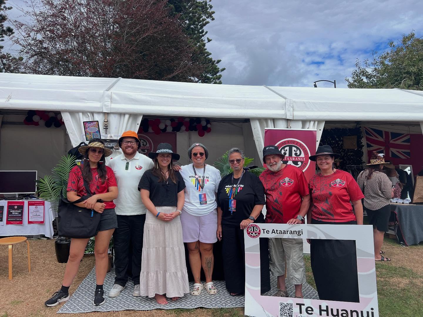 Ngā kaimahi o Te Pūtahi me Te Kāhui Maunga!! Mihinui ki a koutou e hāpai nei i te kaupapa o Te Ataarangi ki Te Matatini! 🙌🏽✨✨🙌🏽
#teataarangi #kāhuimaunga #tematatini