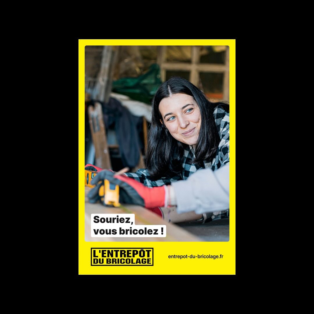 Le bricolage n’est pas toujours une partie de plaisir !
Pourtant entre poussière, décors parfois chaotiques et peinture sur les mains, on y trouve souvent de belles satisfactions : celles d’avoir fait soi-même ✌🏼💪🏼😁
Le plaisir ne se trouve pas que dans la finition, il se trouve surtout dans l’aventure du bricolage. Et c’est toute l’ambition de la marque @entrepotdubricolage : accompagner chacun et chacune par de l’écoute, du soutien, les meilleurs conseils et les plus beaux sourires motivants (surtout quand il faut faire une aller-retour en plein chantier parce qu’il manque un peu de plâtre…). Tout ça vous le trouvez dans l’un des 37 magasins de l’enseigne et en ligne avec les experts disponibles à tout moment.
« Souriez, vous bricolez ! » une signature qui a donc déjà fait ses preuves 😉 et que nous avons mis en scène avec Ugo Retornaz dans une campagne qui montre simplement la sincérité des émotions que procurent un petit ou un gros chantier.
✌🏼