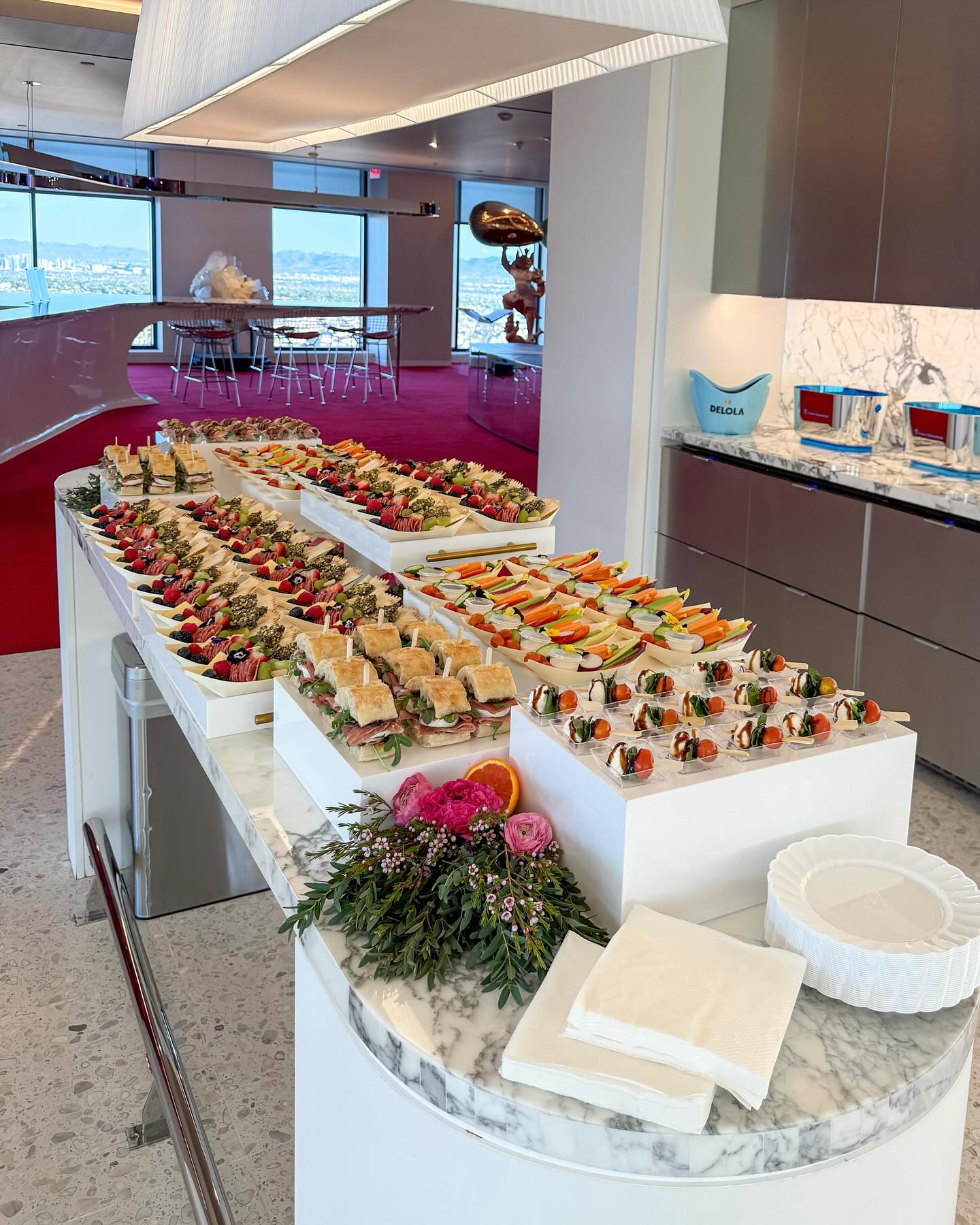 Happy FRIDAY Eve ✨
Charcuterie & Crudites Boats with Mini Caprese Skewers and Prosciutto Wraps andddd Mini Havarti/Salami sandwich 👌