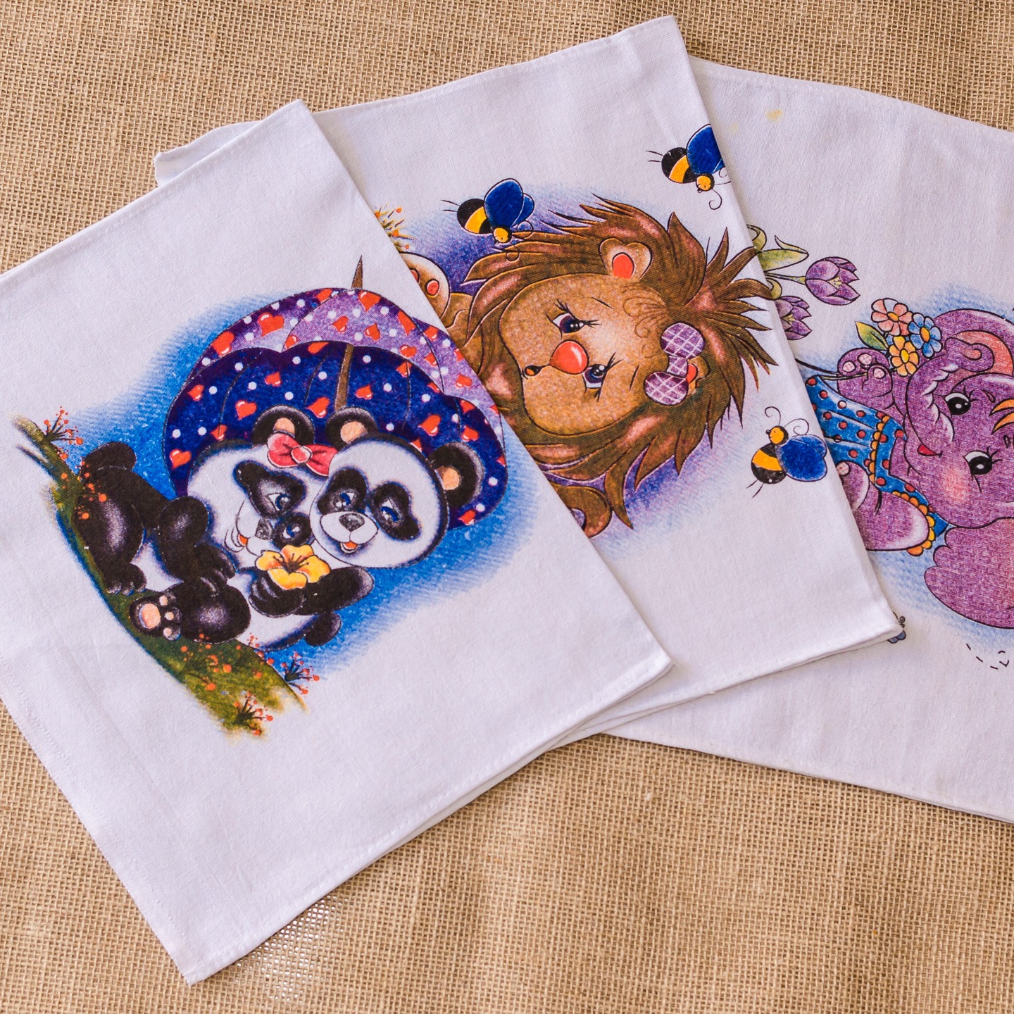 Pano de Prato Bainha Estampado.
Básico...Mas de alta qualidade.
Disponível nos tamanhos:
38x60 e 42x65.